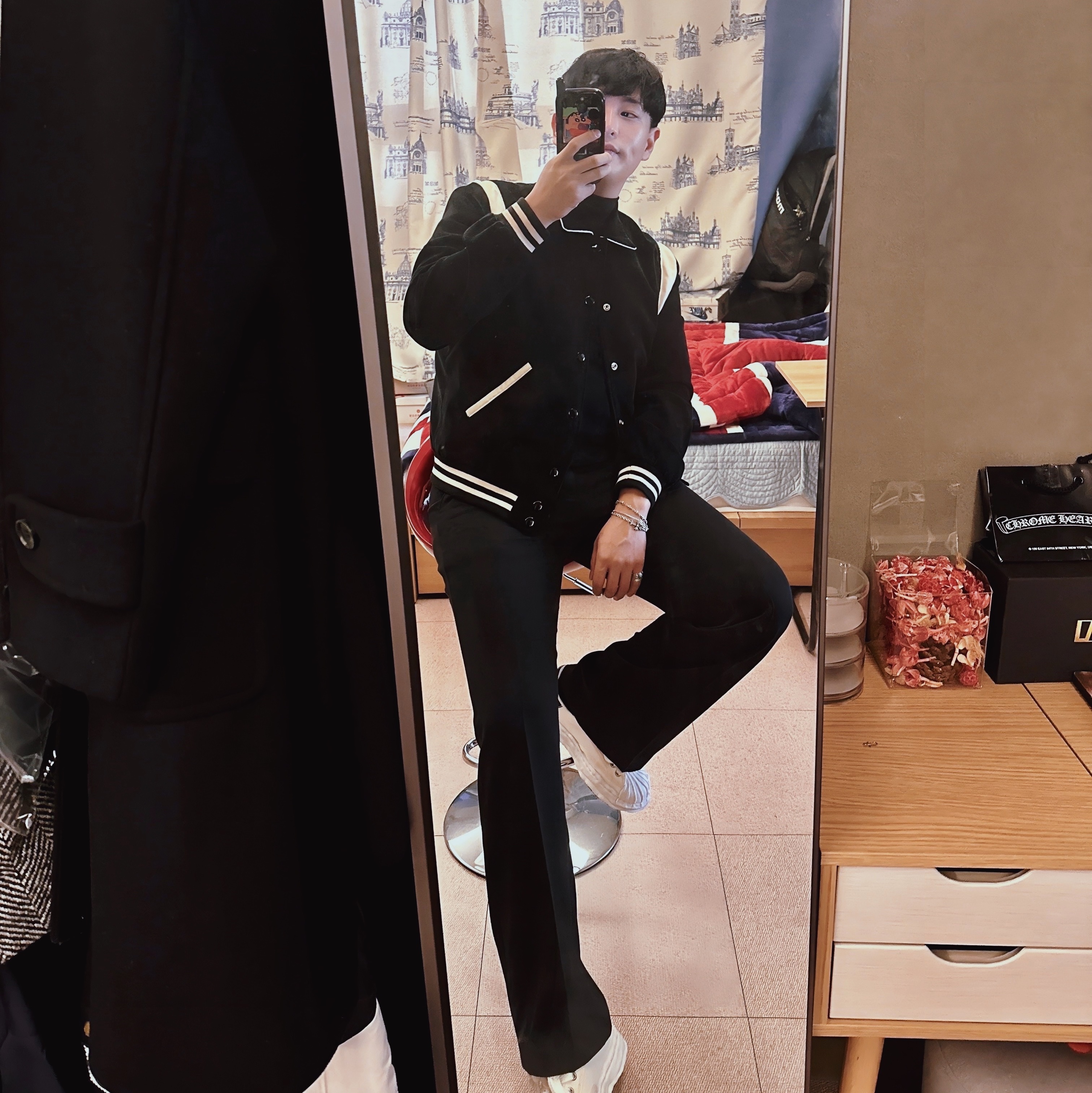 Celine Teddy Jacket in Corduroy Black, Maison Mihara Yasuhiro Blakey OG Sole Leather Low-top Sneakers White 착용 스타일