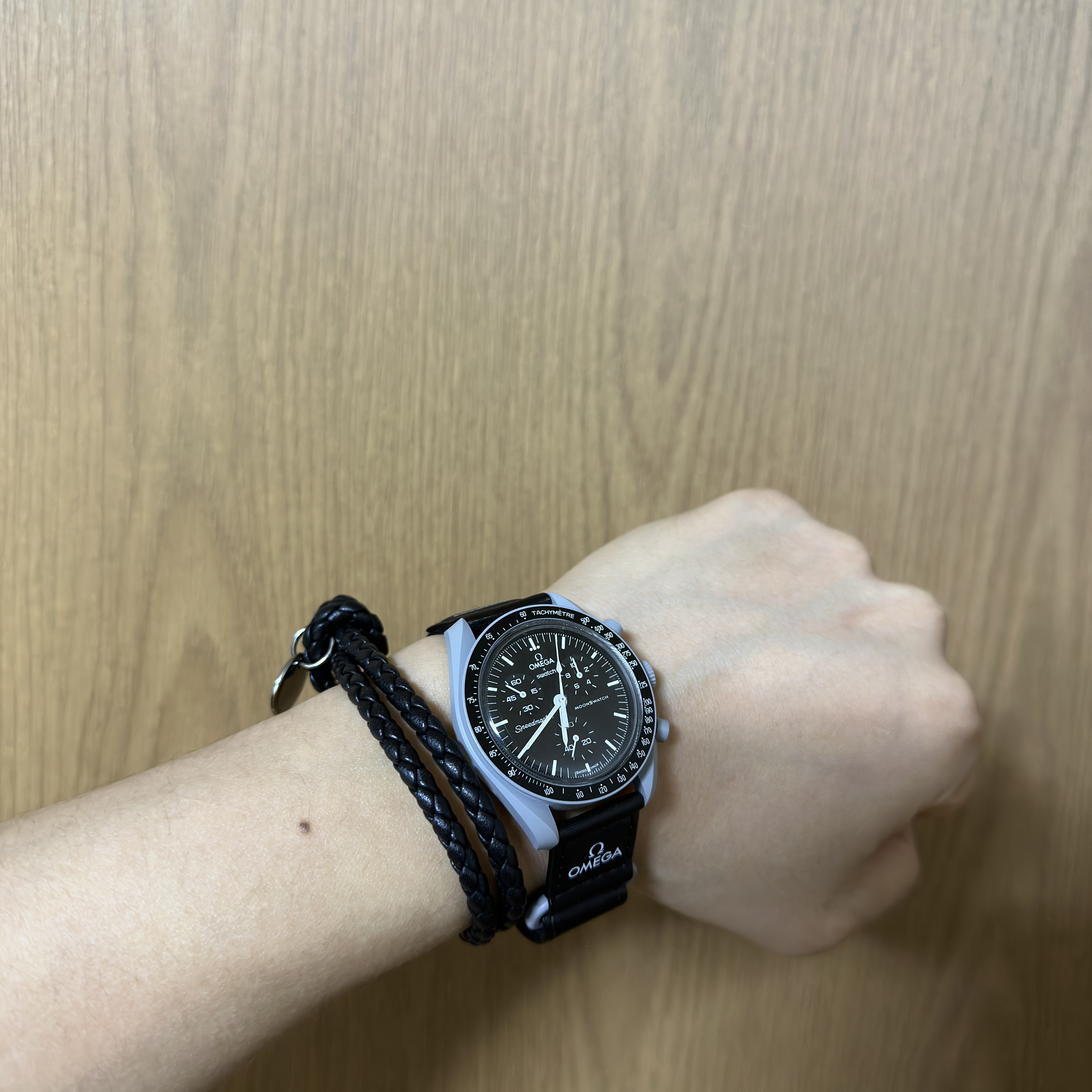 Bottega Veneta Nappa Bracelet Black, Swatch x Omega Bioceramic MoonSwatch Mission To The Moon 착용 스타일