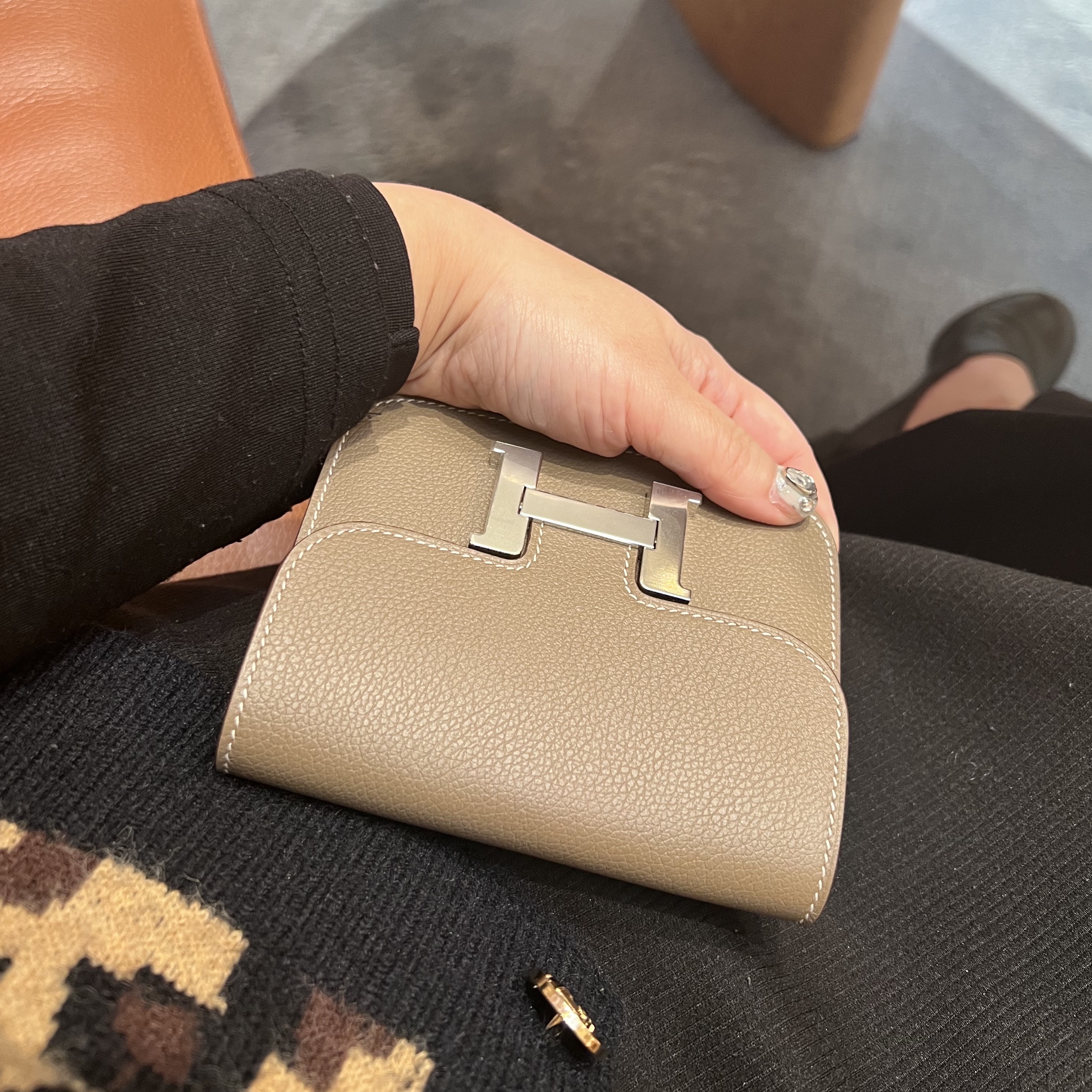 Hermes Constance Slim Wallet Epsom & Palladium Etoupe 착용 스타일