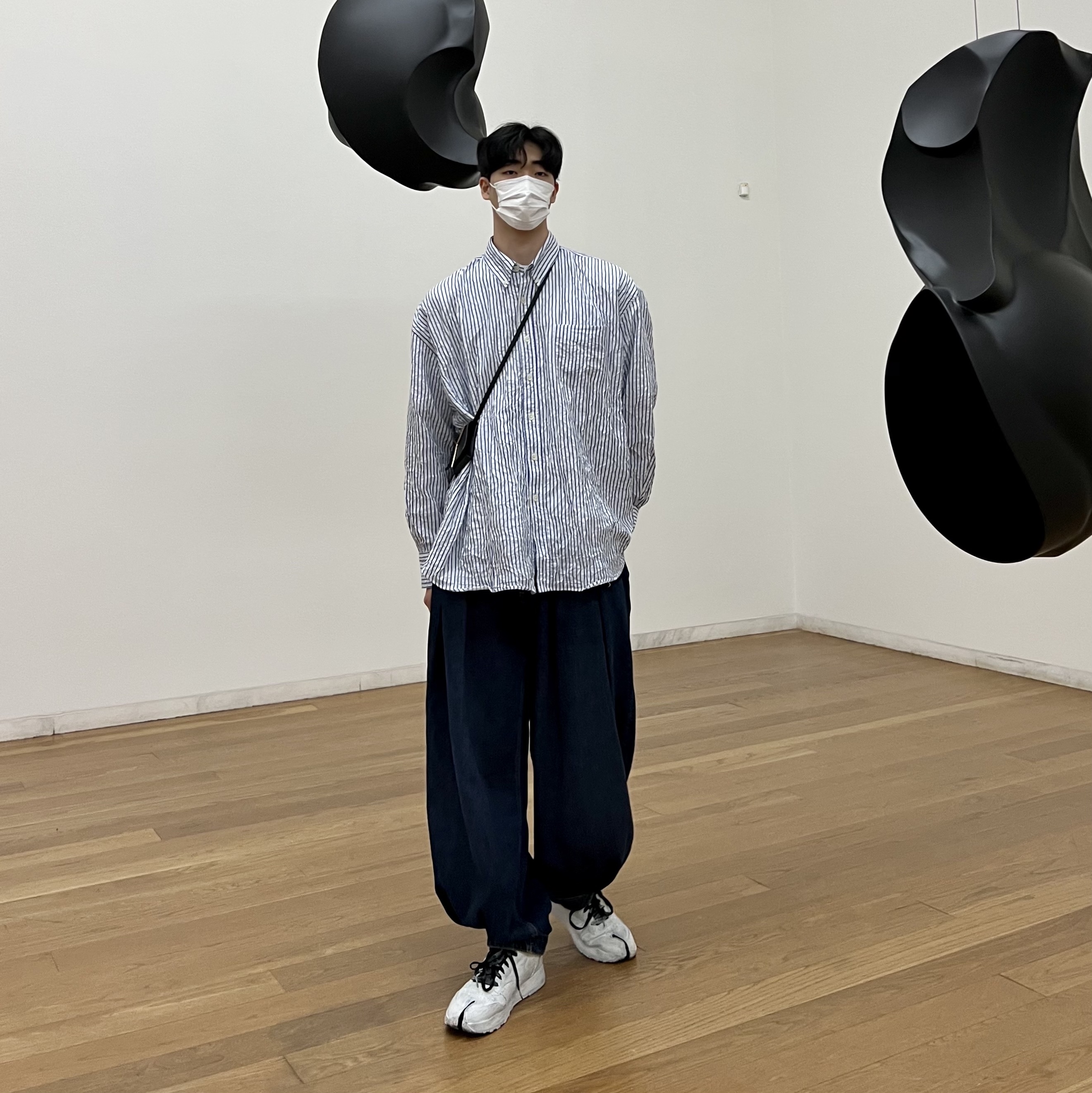 Reebok x Maison Margiela Classic Leather Tabi Shoes Bianchetto, Zara x Ader Error Wide Leg Jeans Blue 착용 스타일 - 1
