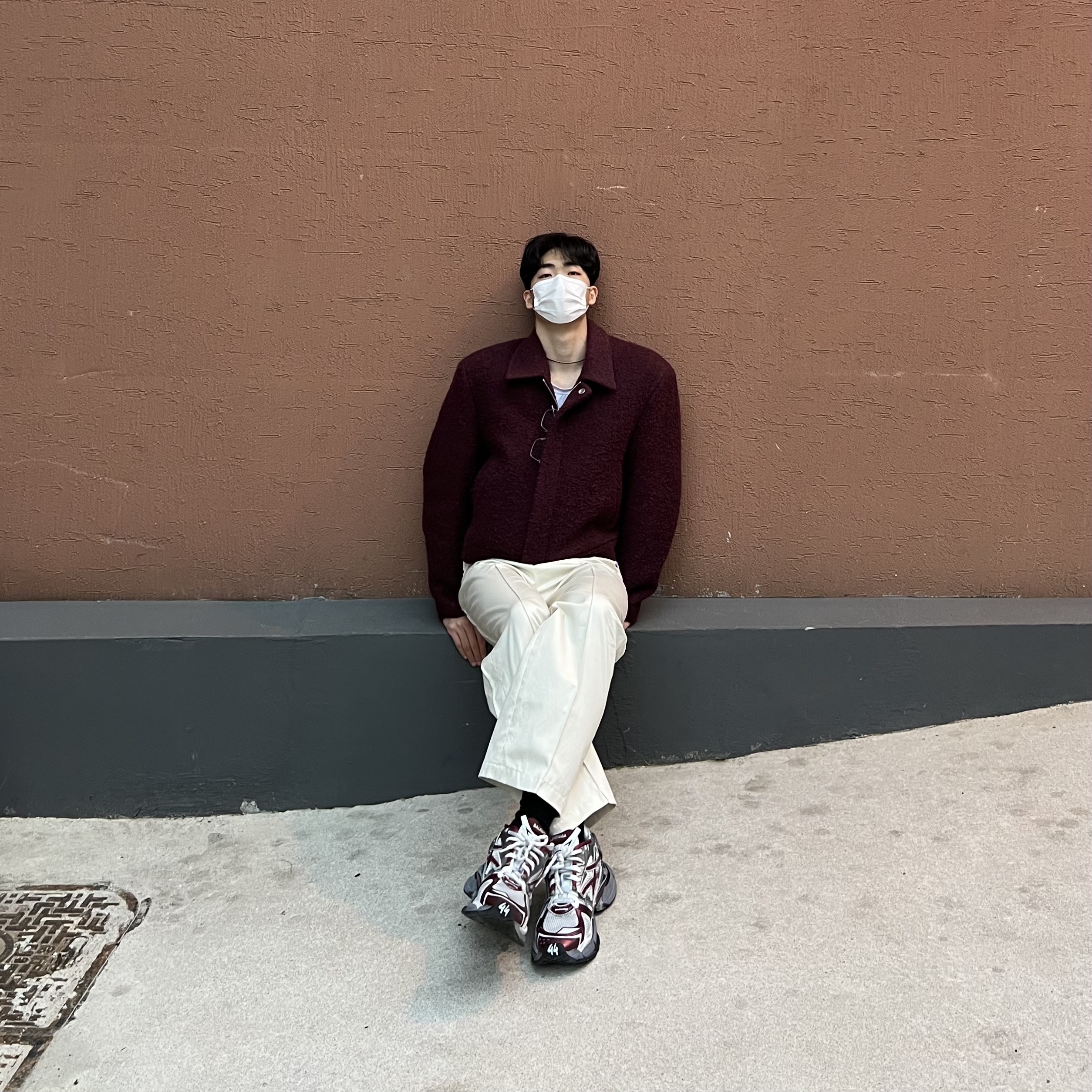 Balenciaga Runner Sneakers Grey Burgundy 착용 스타일 - 1