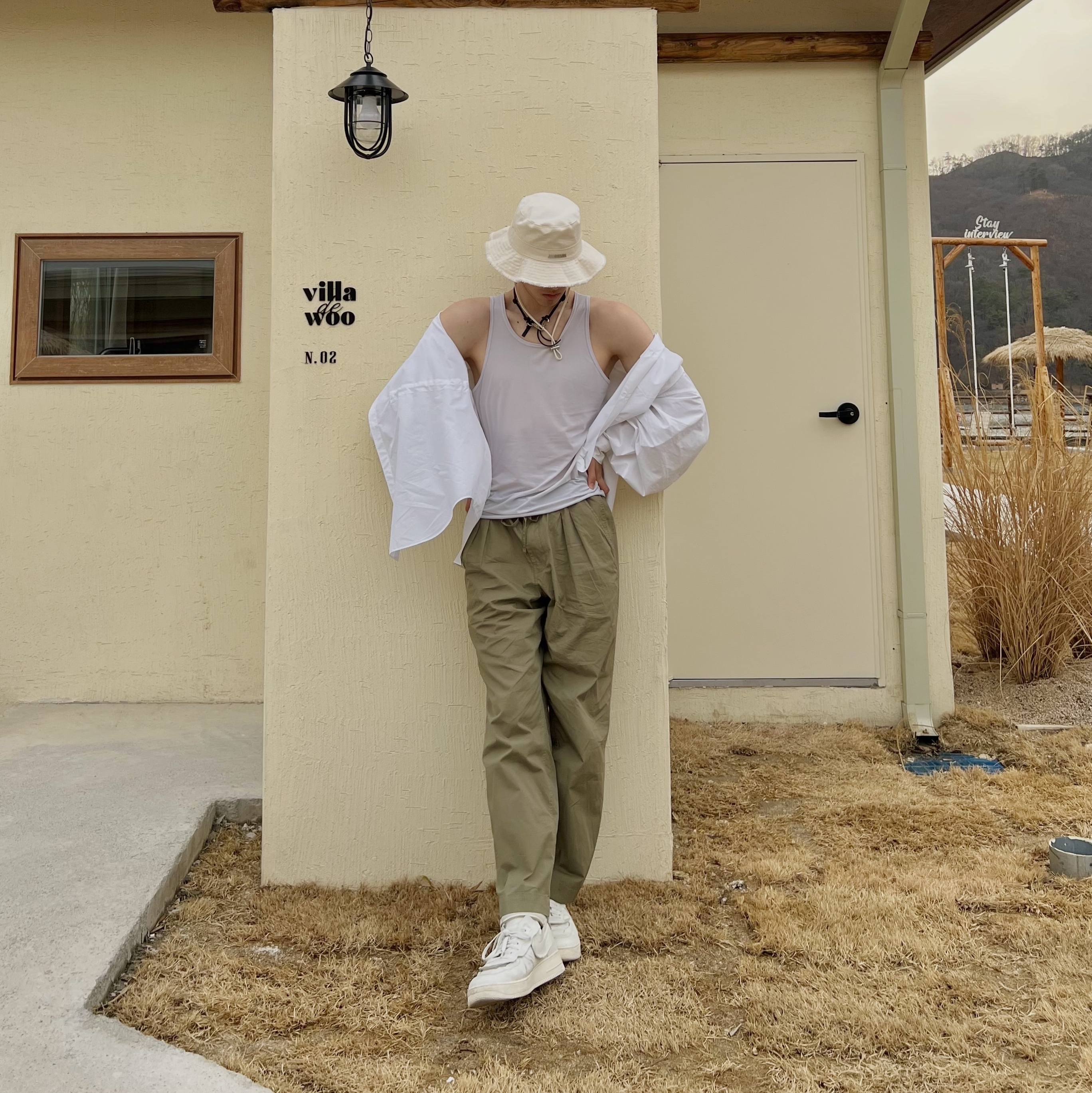 Jacquemus Le Bob Artichaut Bucket Hat Off White, Nike x Comme des Garcons Homme Plus Air Force Mid White 착용 스타일 - 3