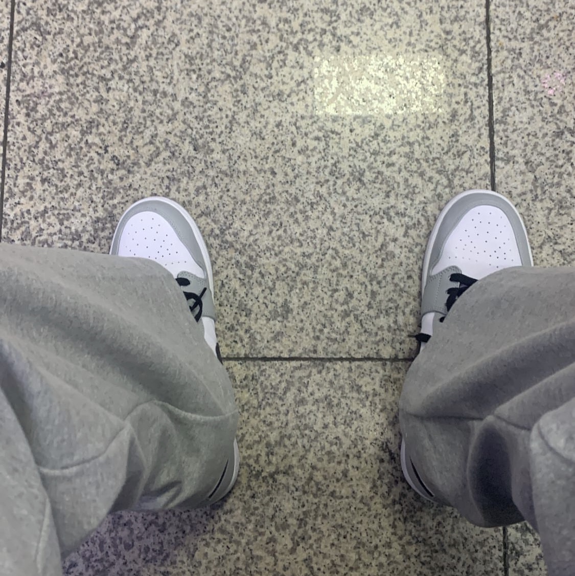 Jordan 1 Mid Light Smoke Grey, Nike Air Force 1 '07 Low White 착용 스타일 - 1