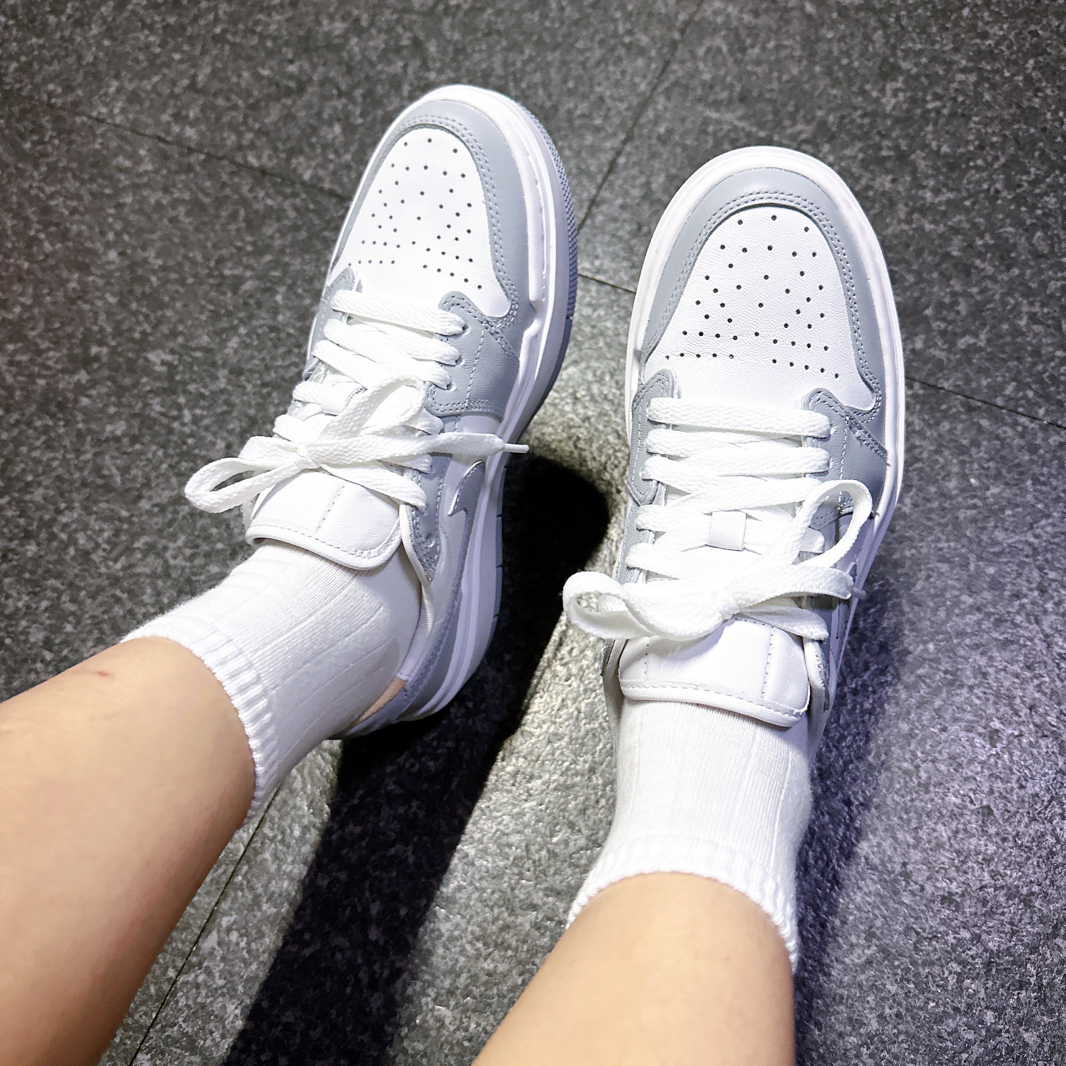(W) Jordan 1 Elevate Low White and Wolf Grey 착용 스타일