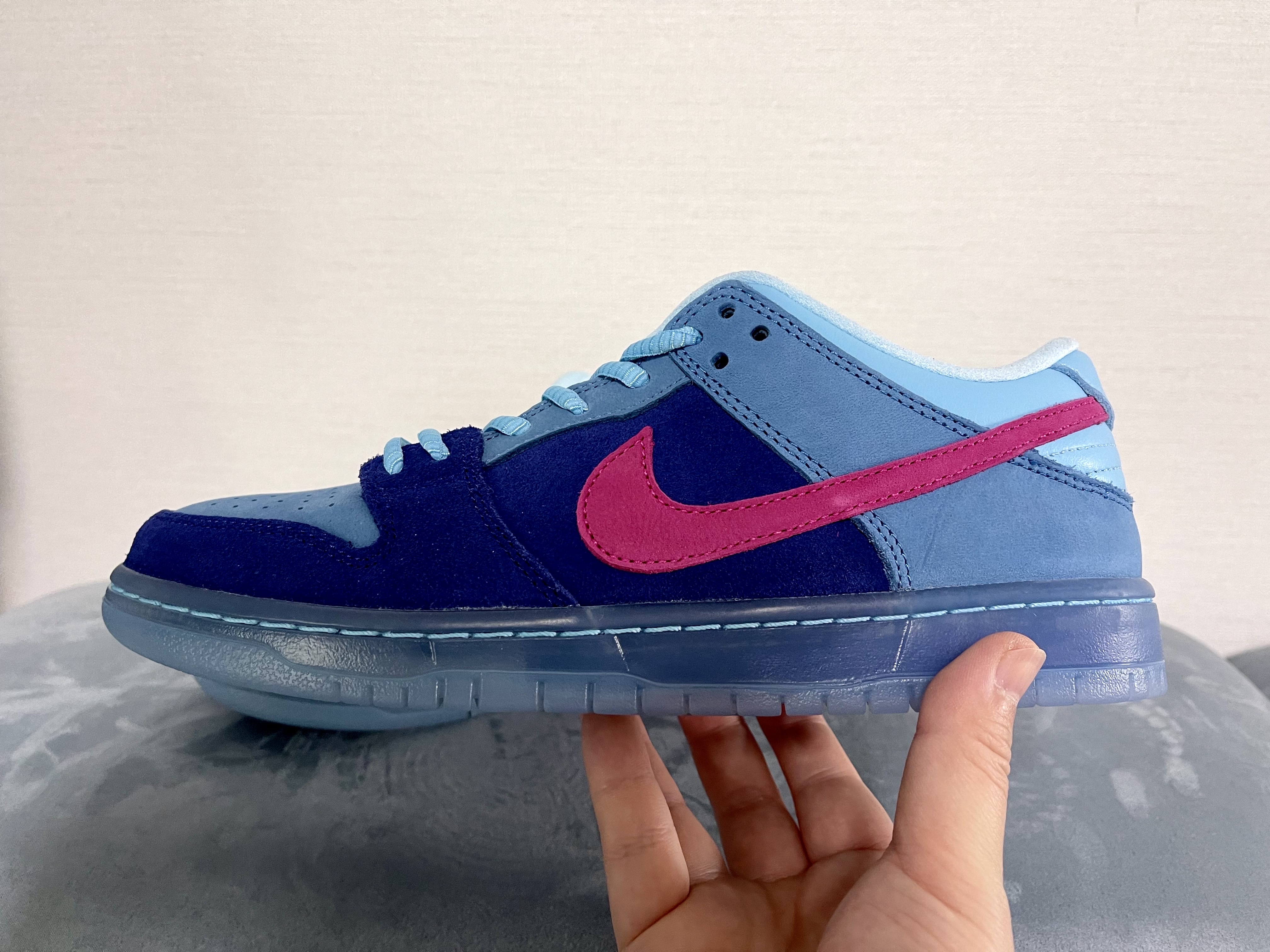 Nike x Run The Jewels SB Dunk Low Deep Royal Blue and Active Pink 착용 스타일 - 4