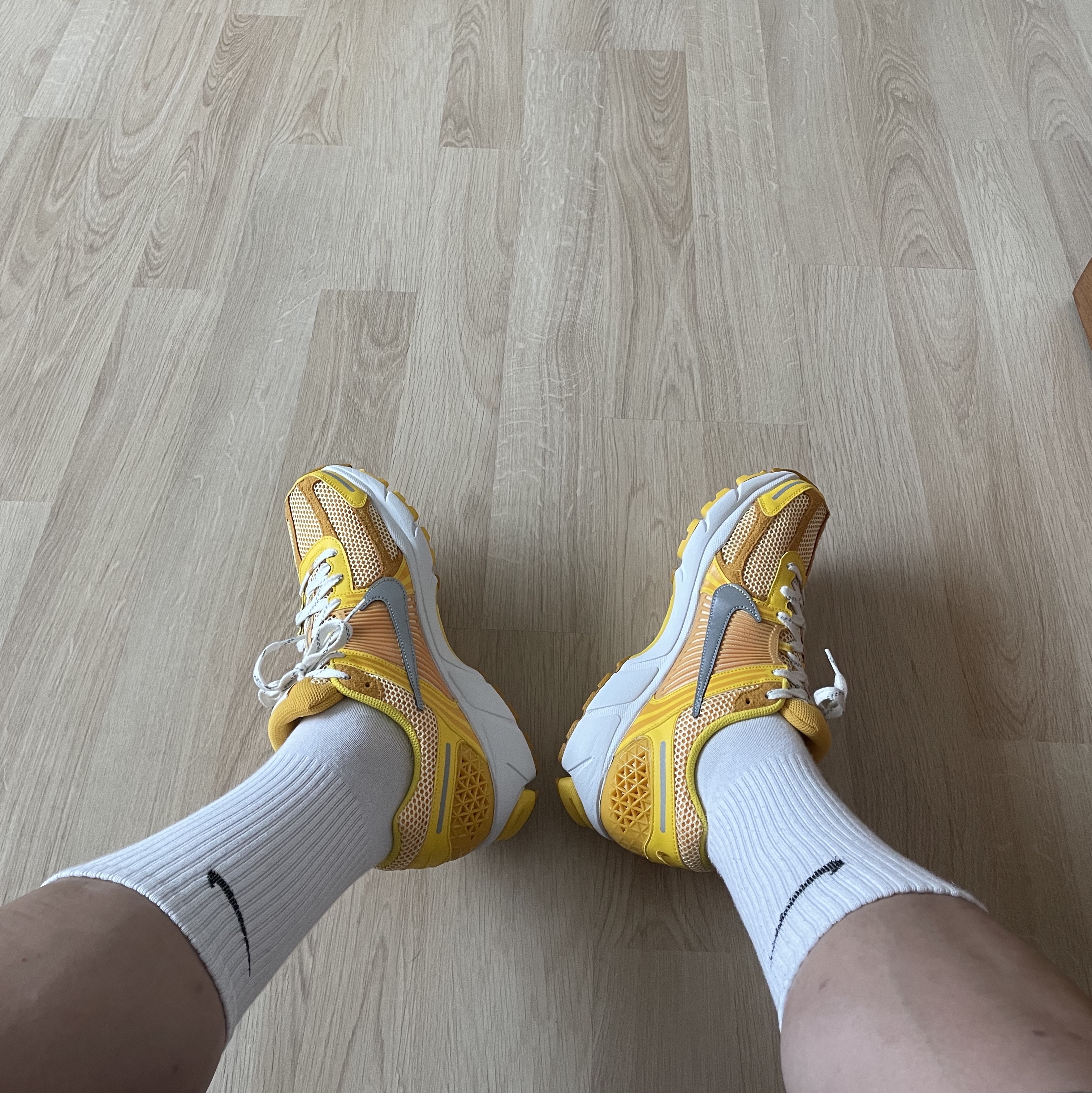 Nike Zoom Vomero 5 Yellow Ochre 착용 스타일 - 1