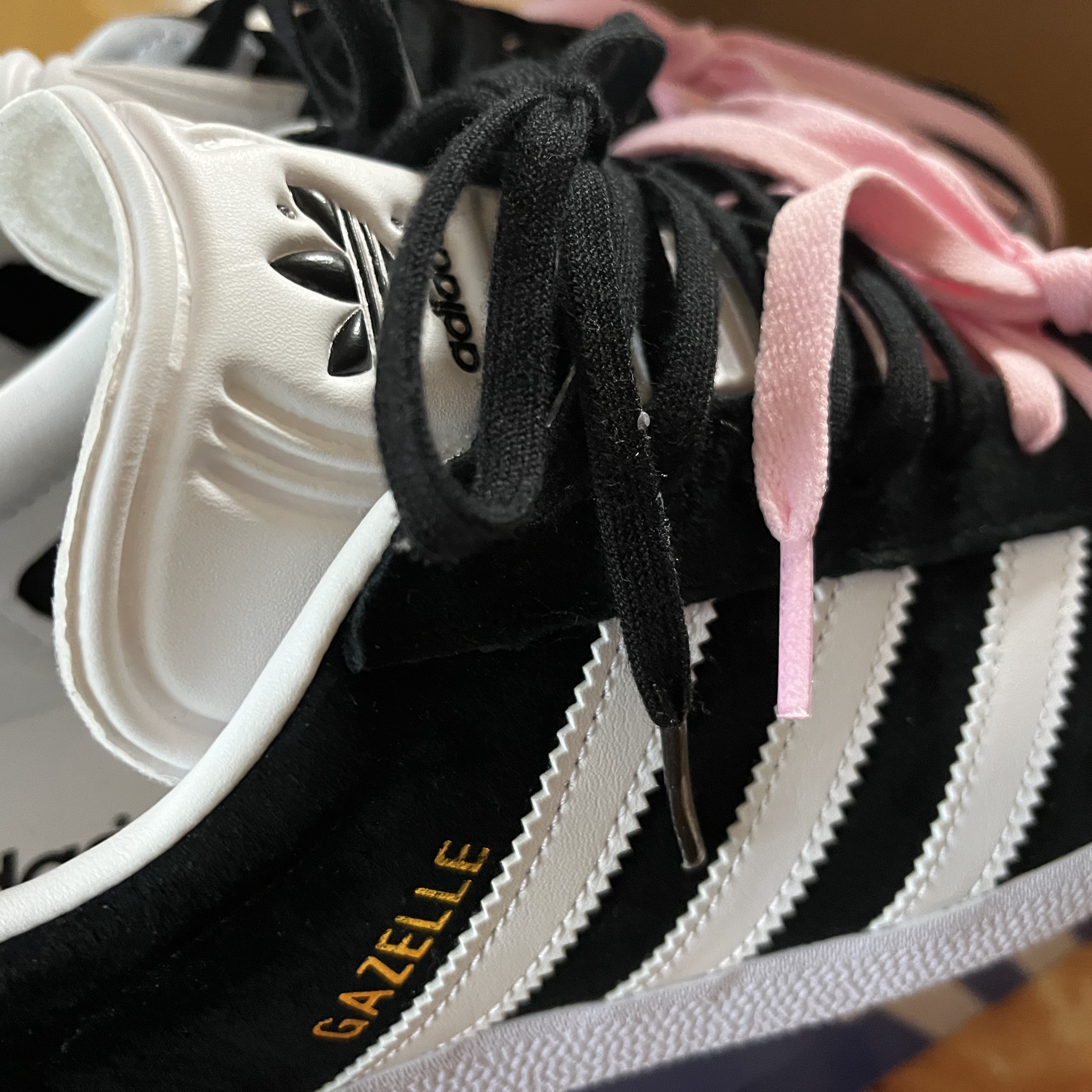 Adidas Gazelle Core Black White 착용 스타일 - 2