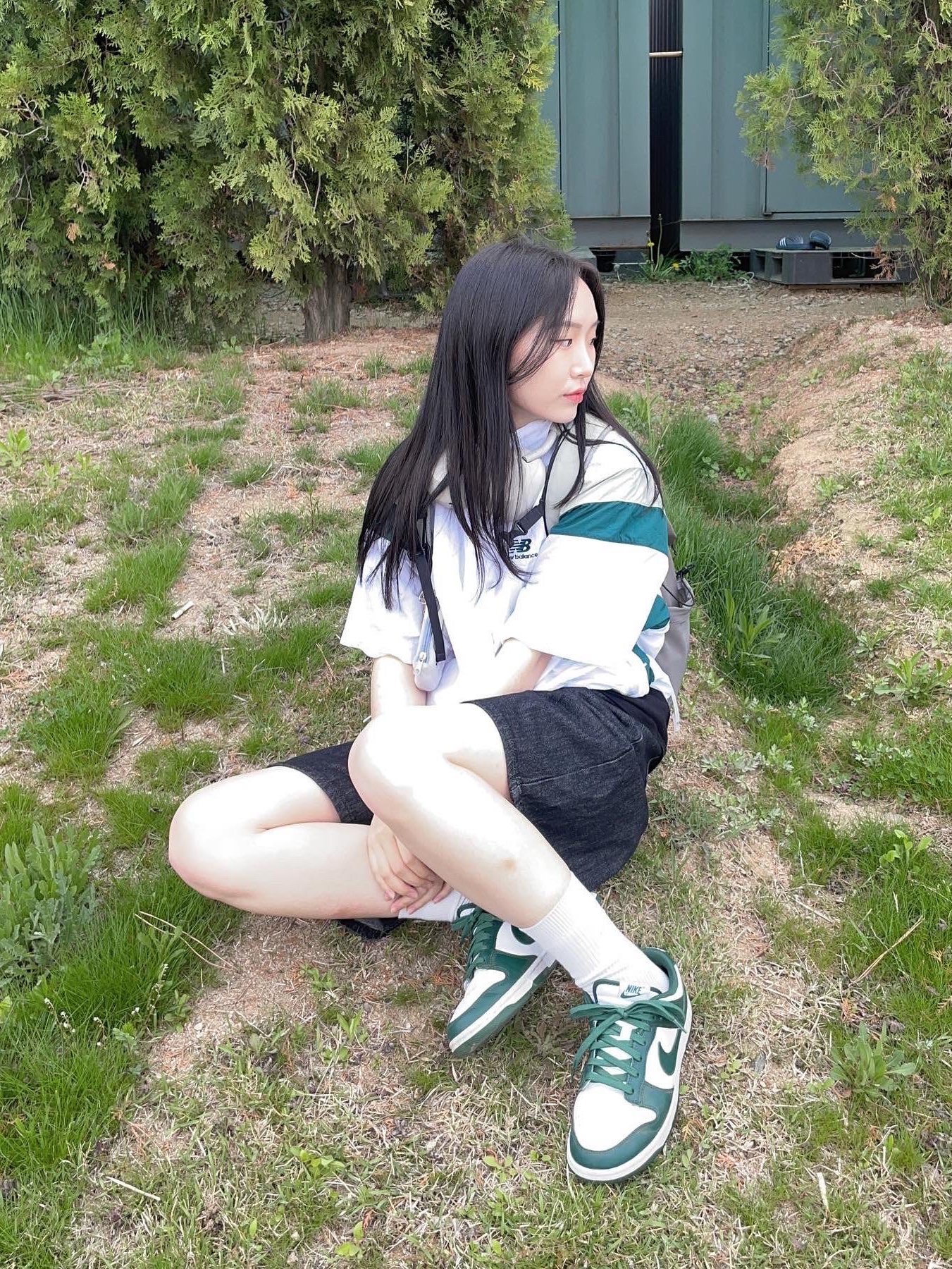나이키 덩크 로우 레트로 바시티 그린, 소니 WH-1000XM5 실버 (국내 정식 발매 제품) 착용 스타일 - 2