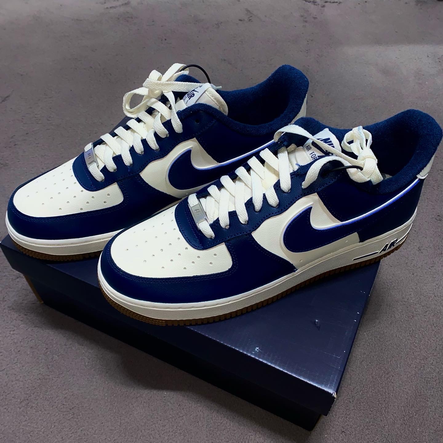 Nike Air Force 1 '07 LV8 Midnight Navy 착용 스타일