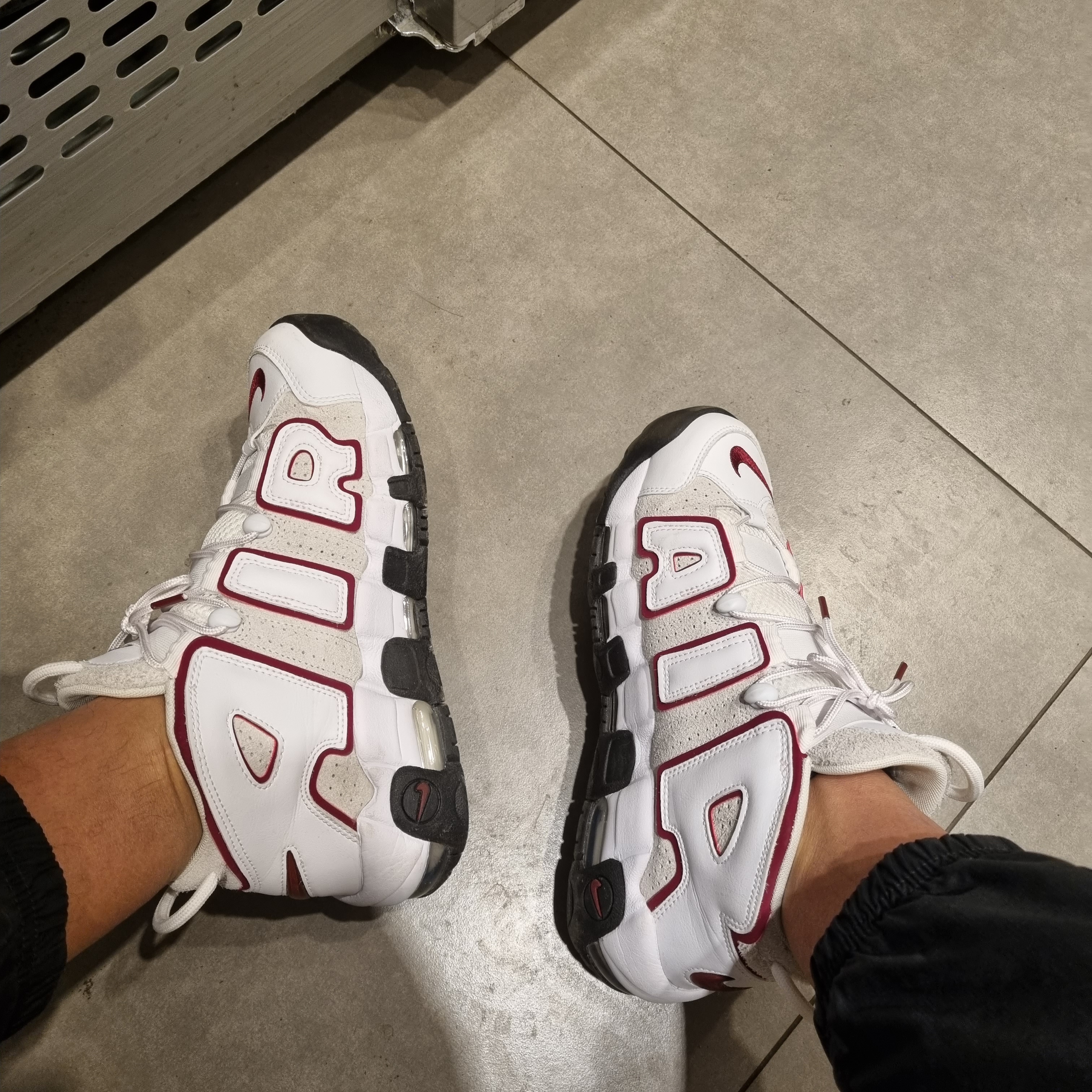 Nike Air More Uptempo 96 White Team Red 착용 스타일