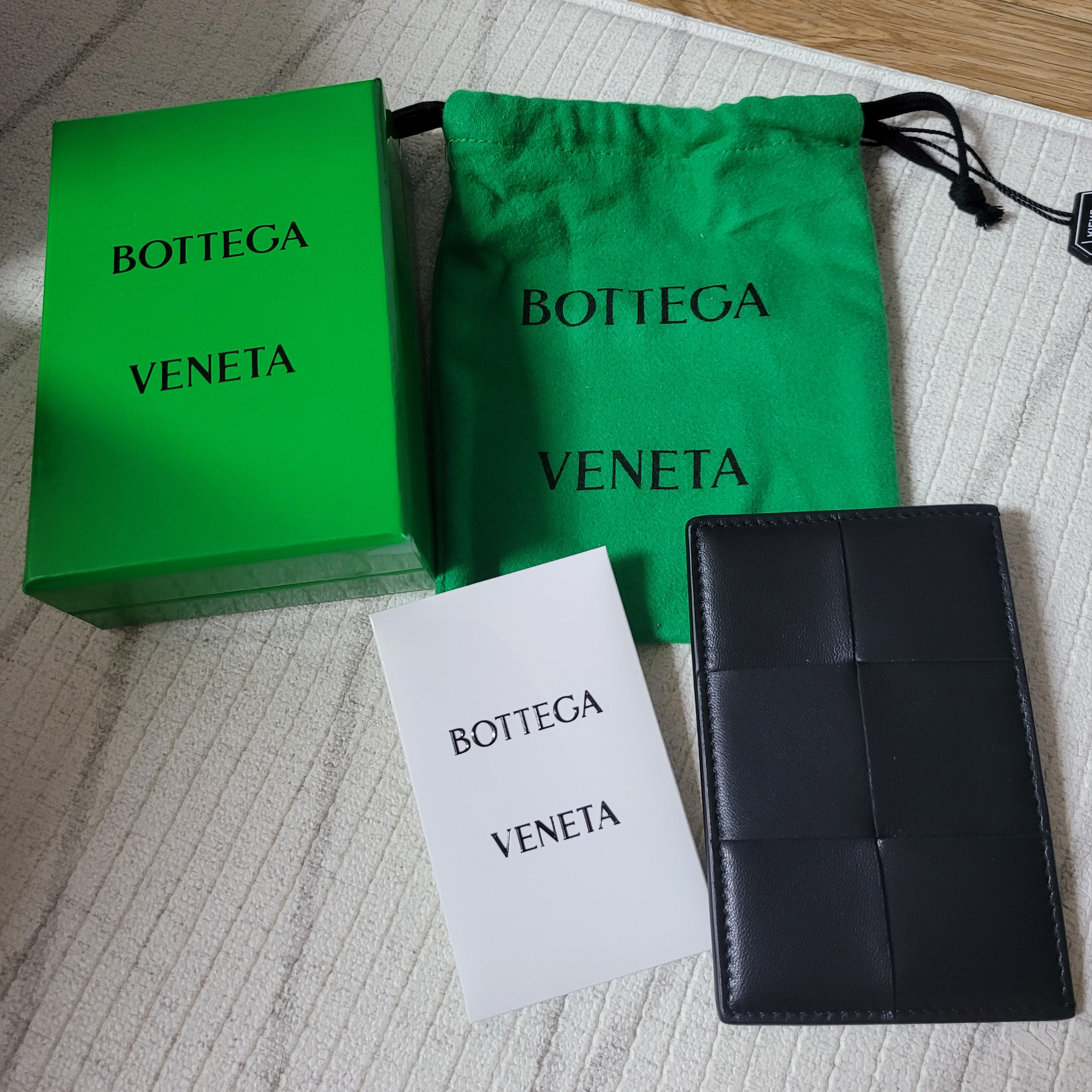 Bottega Veneta Credit Card Case Lambskin & Calfskin Black 착용 스타일