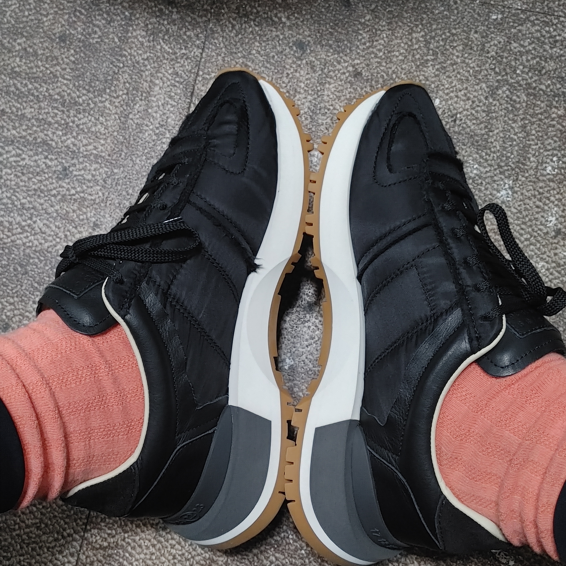 Maison Margiela Runner Evolution Sneakers Black 착용 스타일