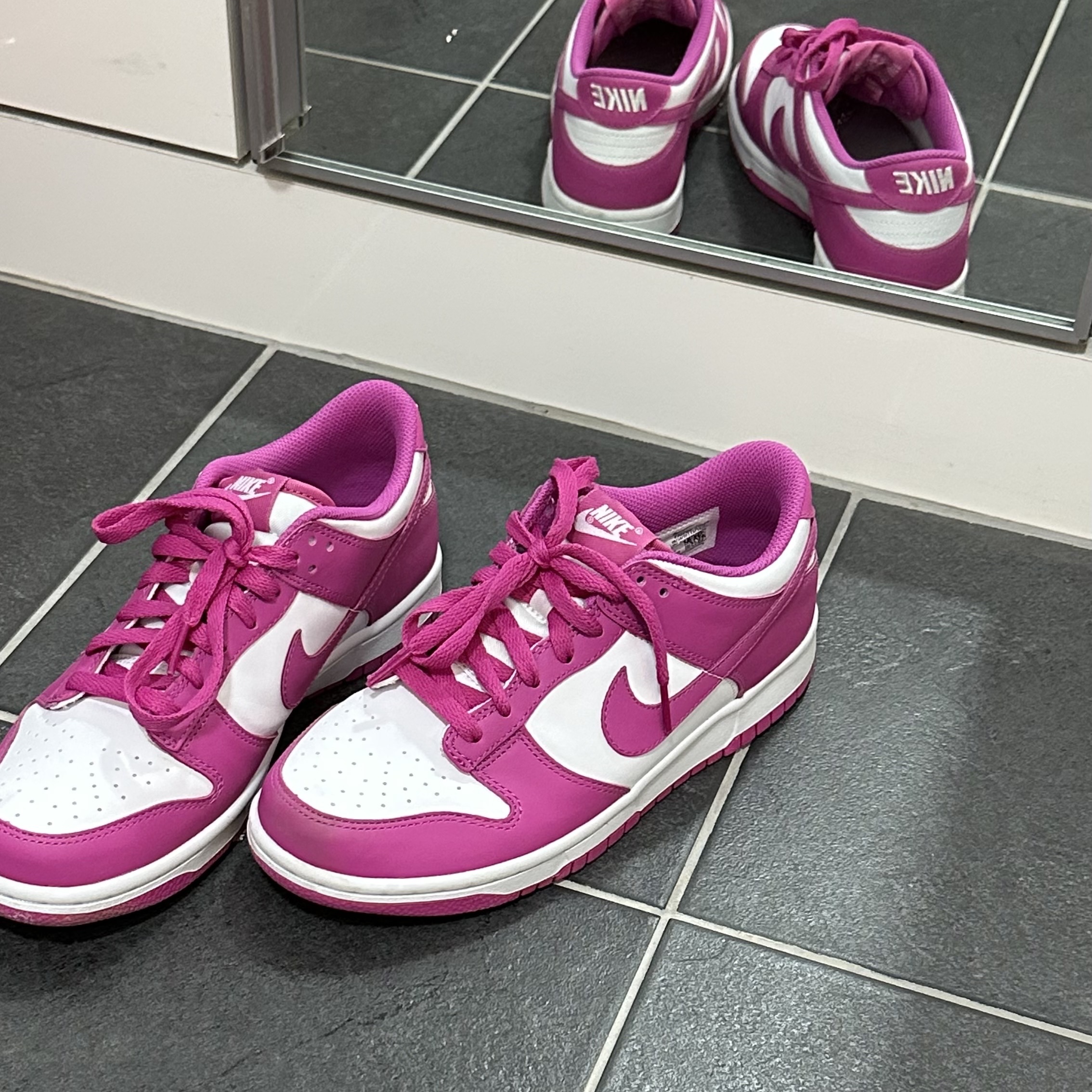 (GS) Nike Dunk Low White Active Fuchsia 착용 스타일 - 1