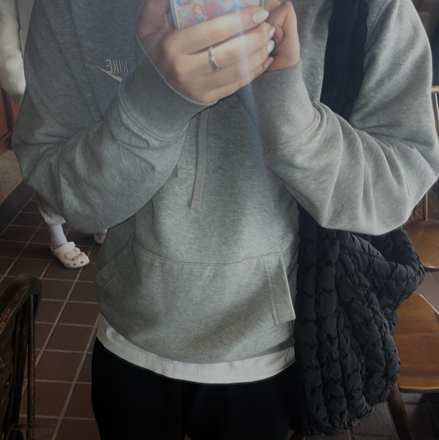 COS Quilted Oversized Shoulder Bag Black 착용 스타일