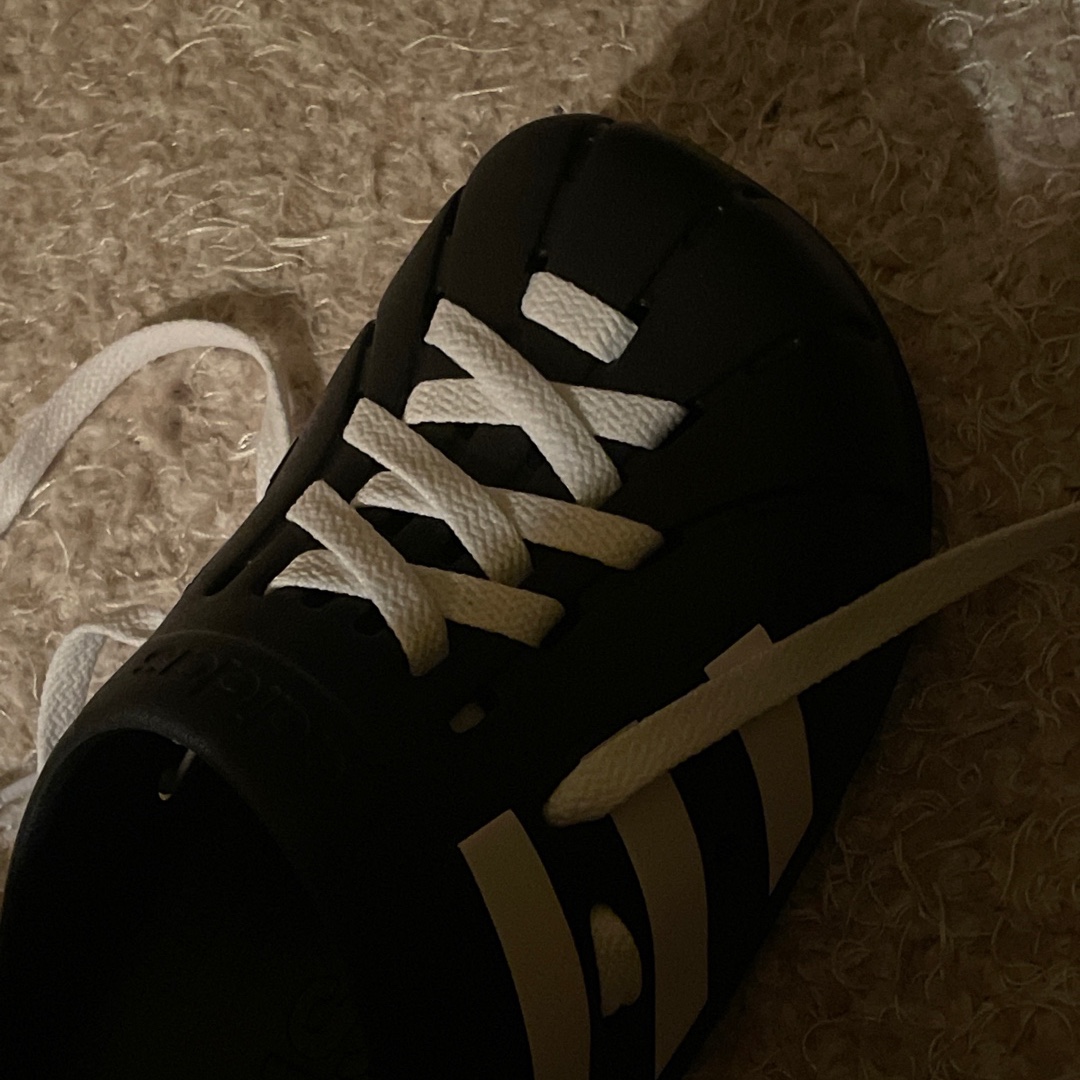 Adidas Adilette Clog Black White 착용 스타일 - 2