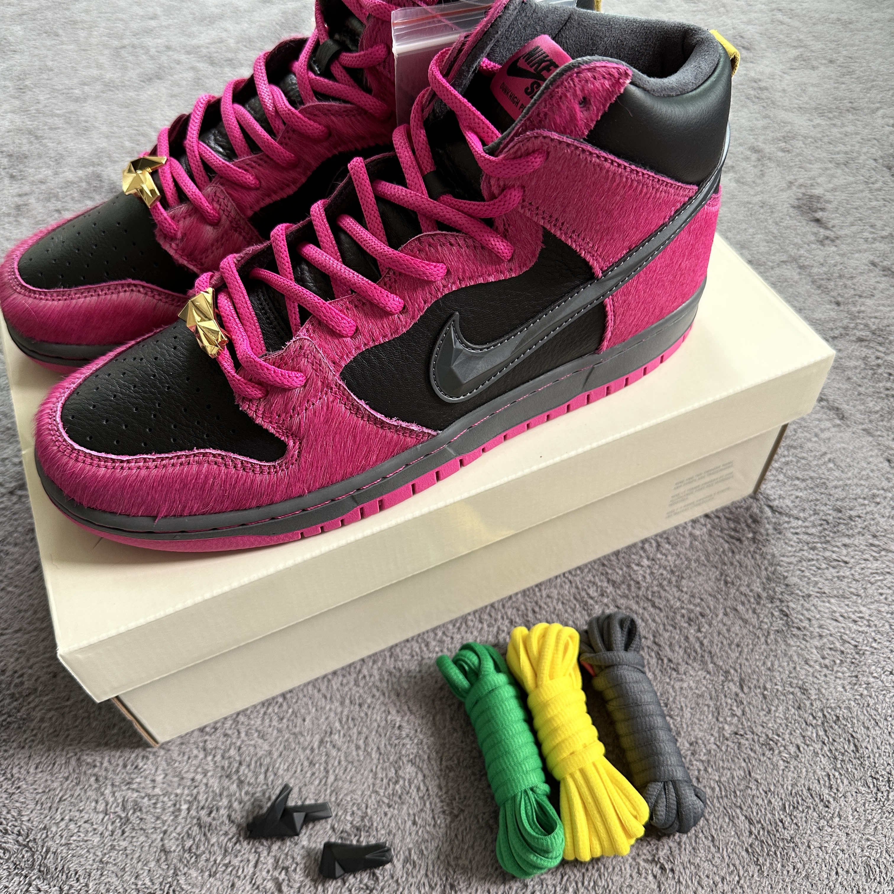 Nike x Run The Jewels SB Dunk High Active Pink and Black 착용 스타일 - 2