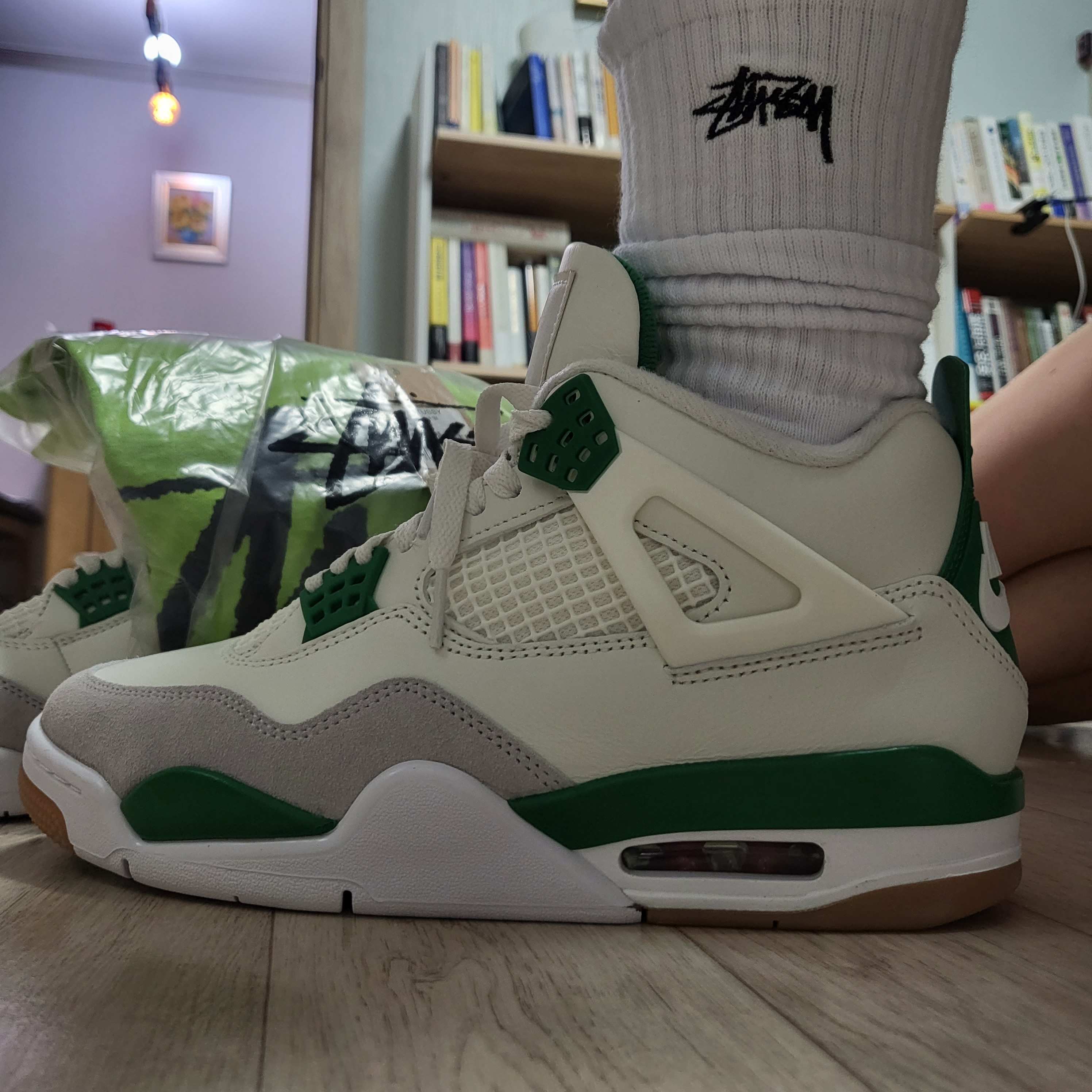 Jordan 4 x Nike SB Retro SP Pine Green, Stussy Small Stock Crew Socks White (3 Pack) 착용 스타일