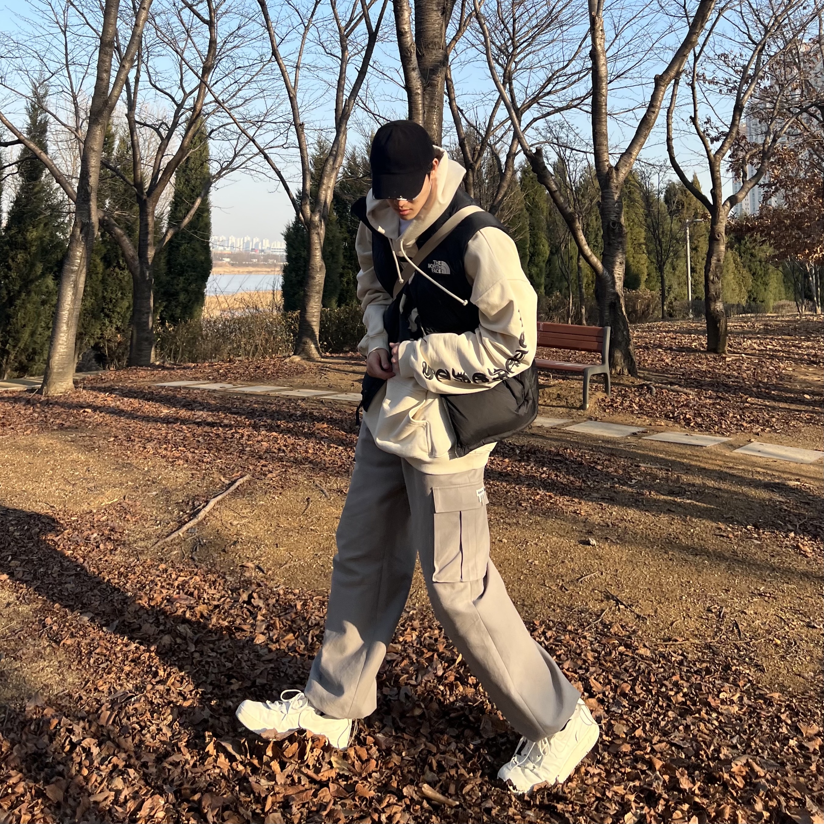 Nike x Comme des Garcons Homme Plus Air Force Mid White, The North Face 1996 Retro Nuptse Vest Black 착용 스타일 - 2