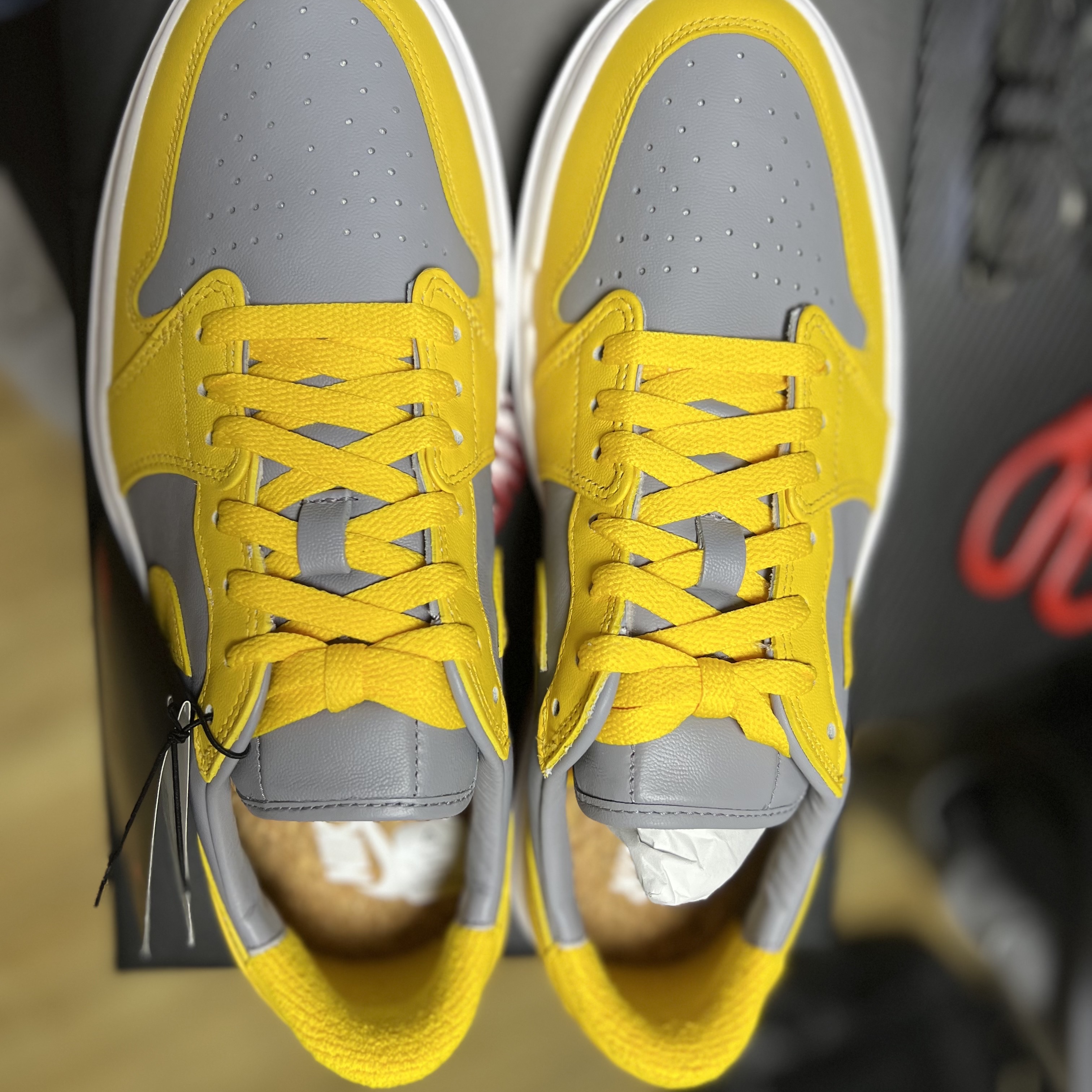 (W) Jordan 1 Elevate Low Cement Grey Varsity Maize 착용 스타일 - 1