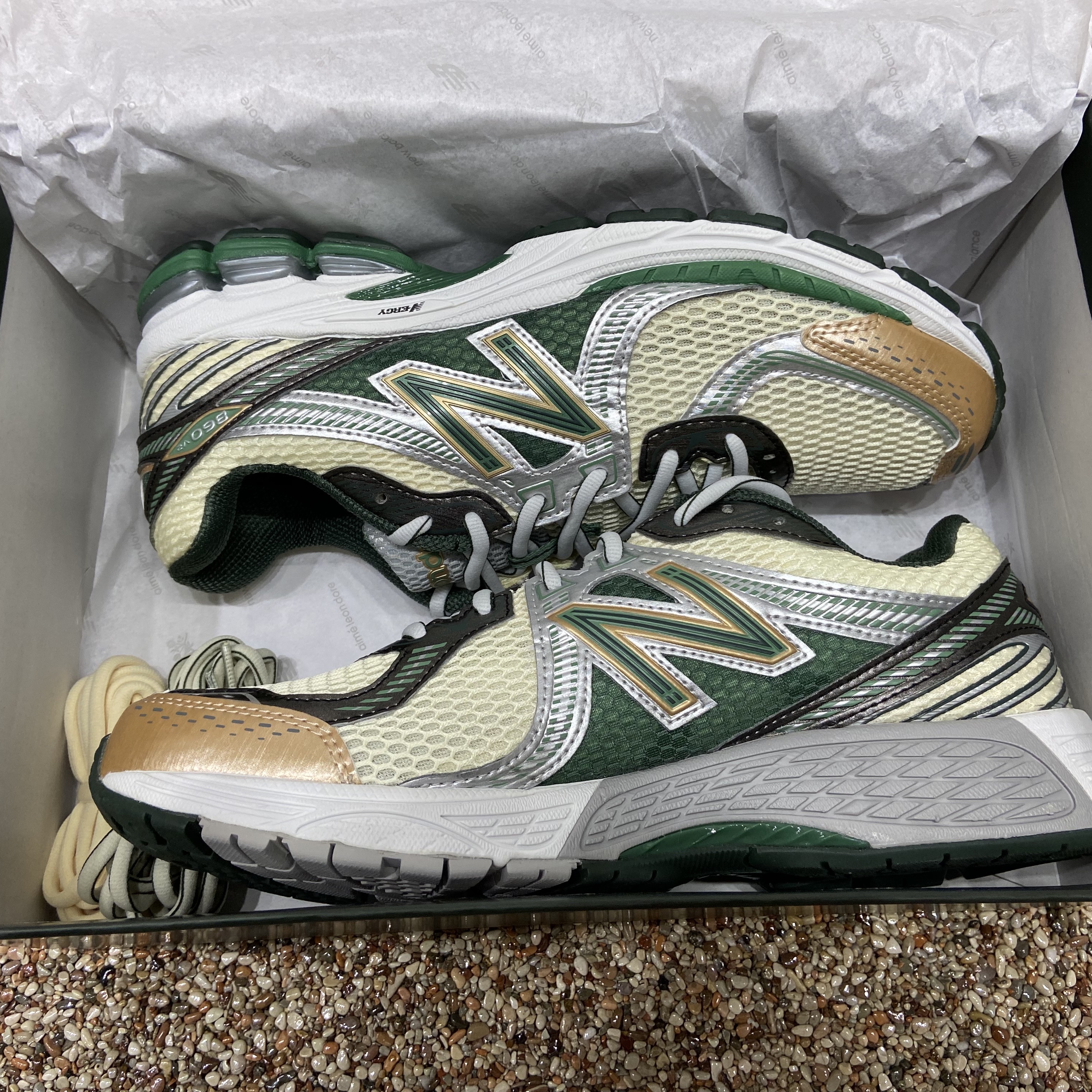 New Balance x Aime Leon Dore 860v2 Green 착용 스타일 - 1