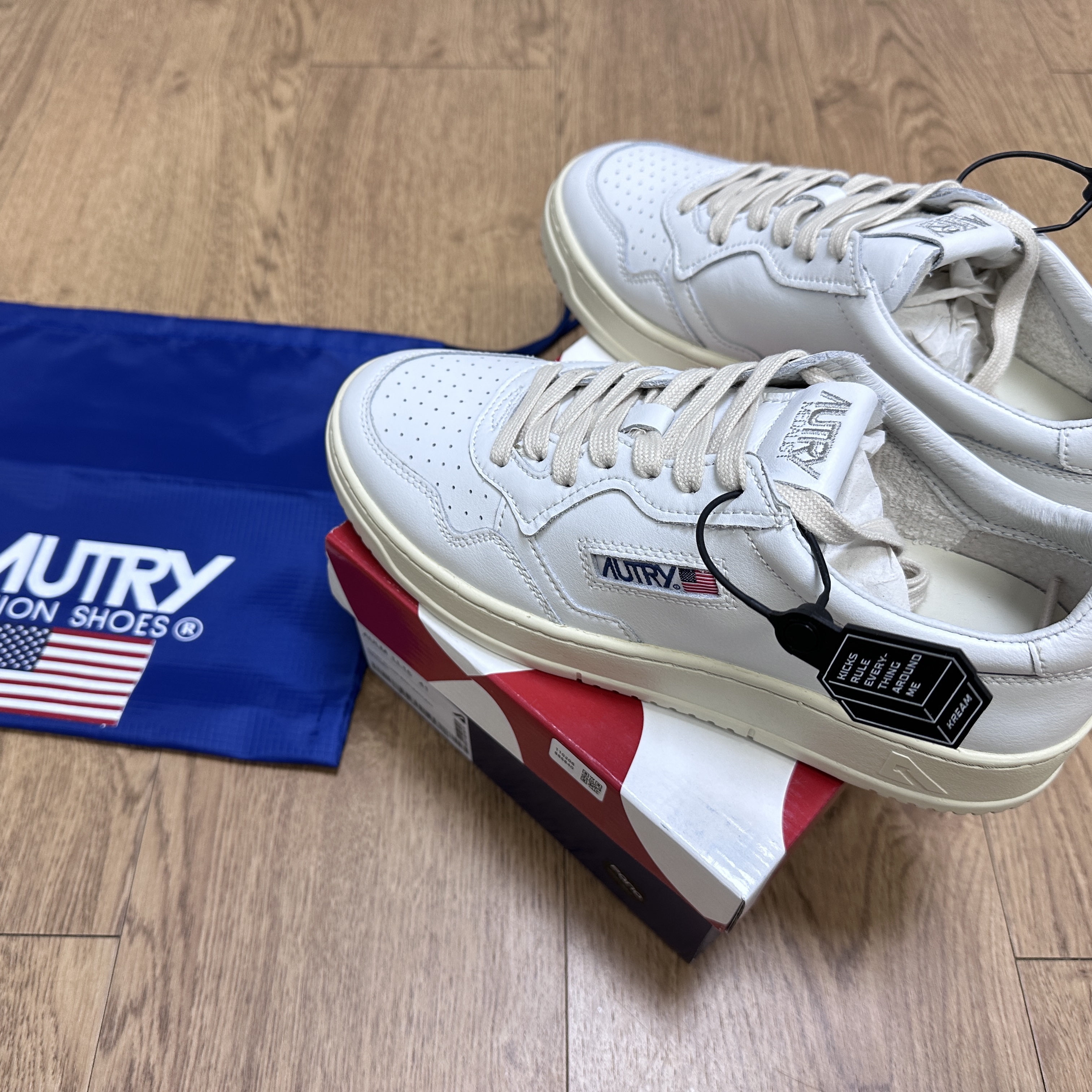 Autry Medalist Low Leather Sneakers White 착용 스타일