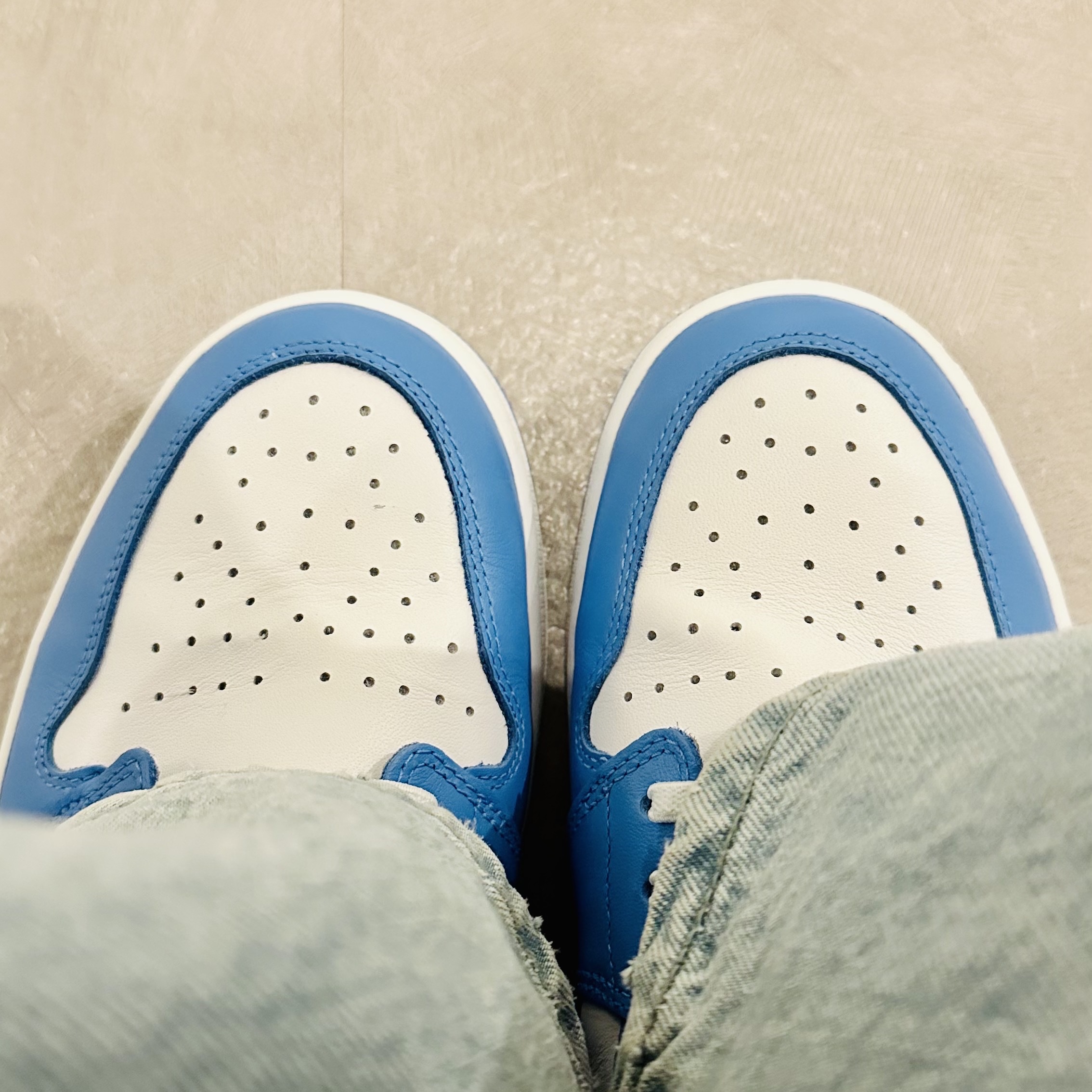Jordan 1 Low Golf White and University Blue 착용 스타일