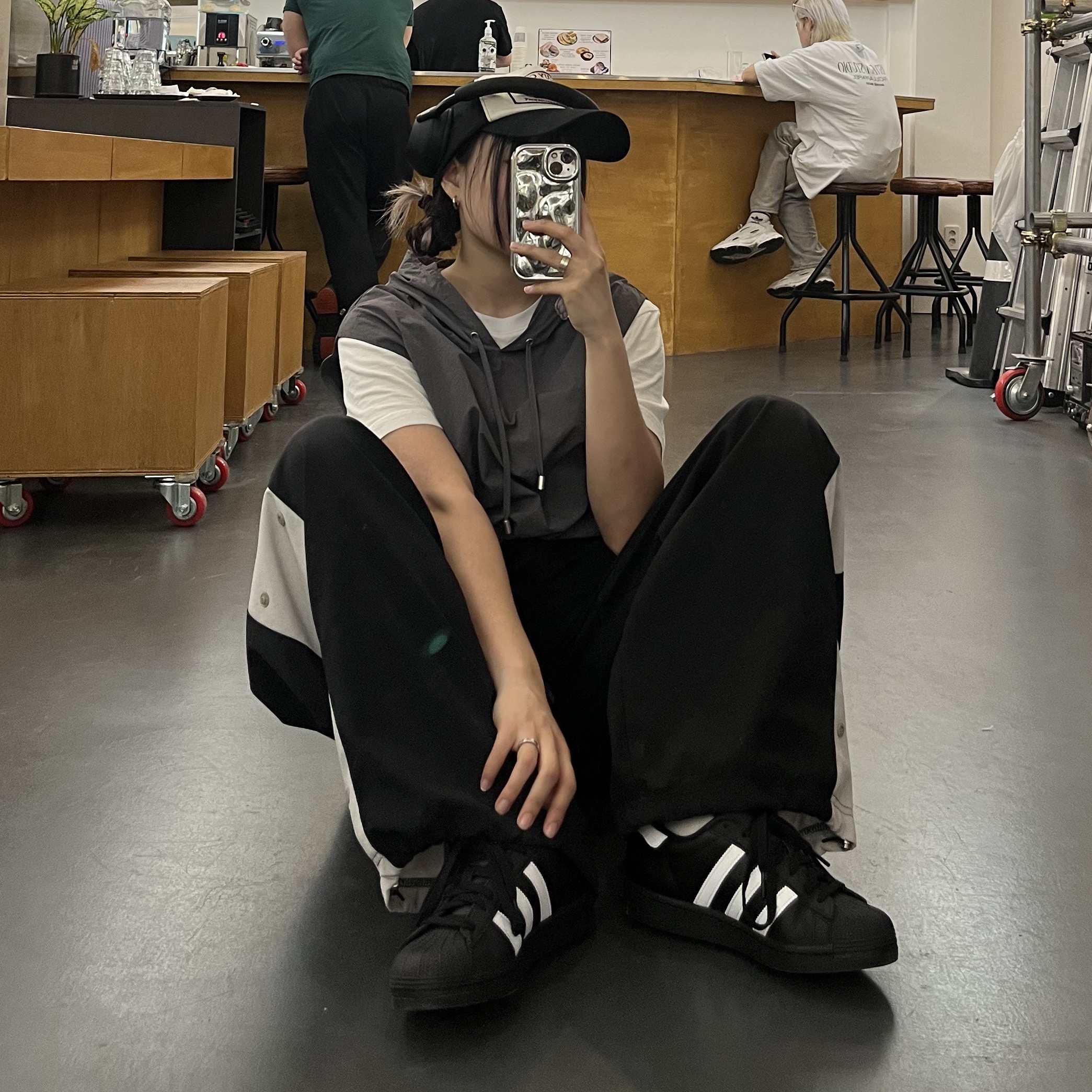 Adidas Superstar Core Black White 착용 스타일 - 1