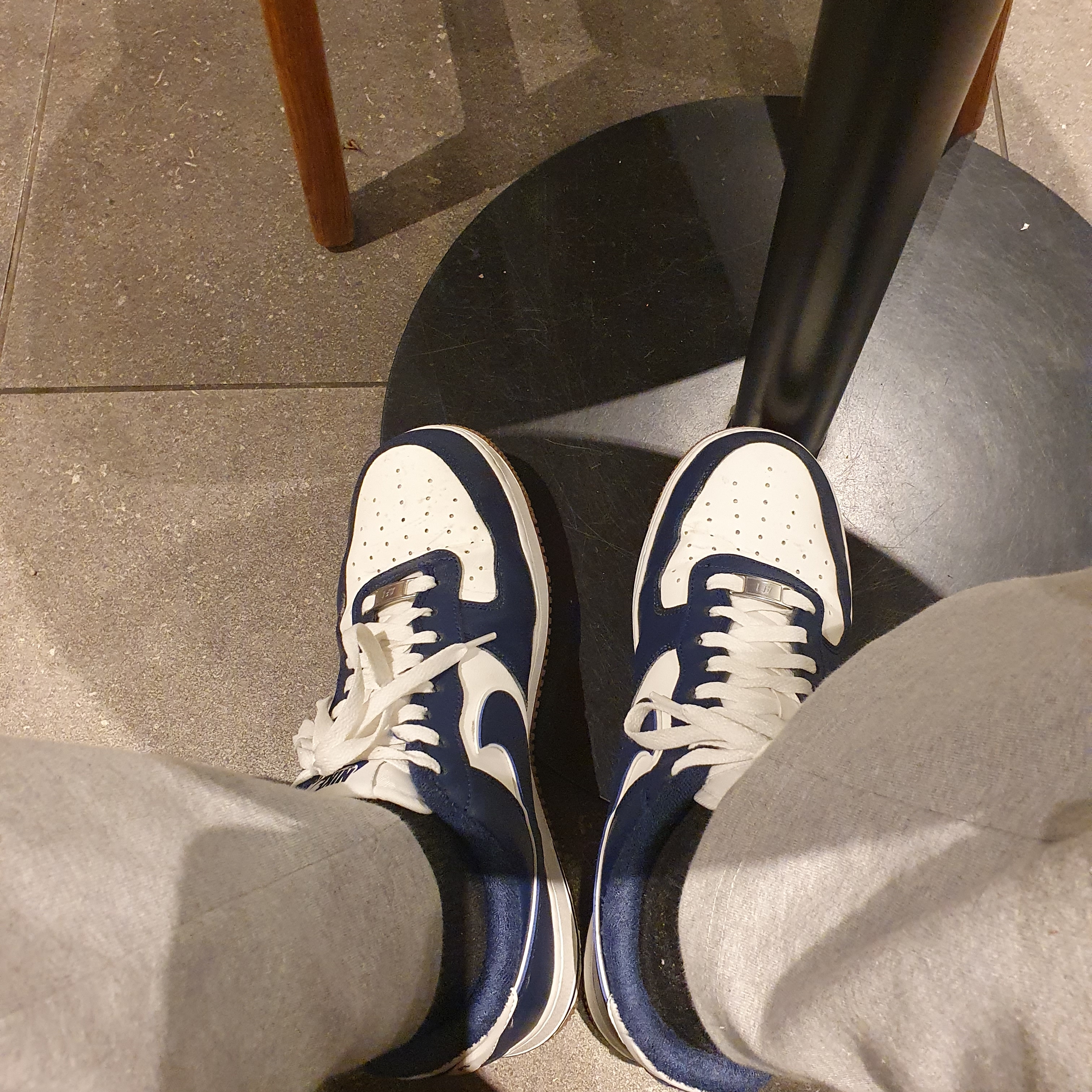 Nike Air Force 1 '07 LV8 Midnight Navy 착용 스타일