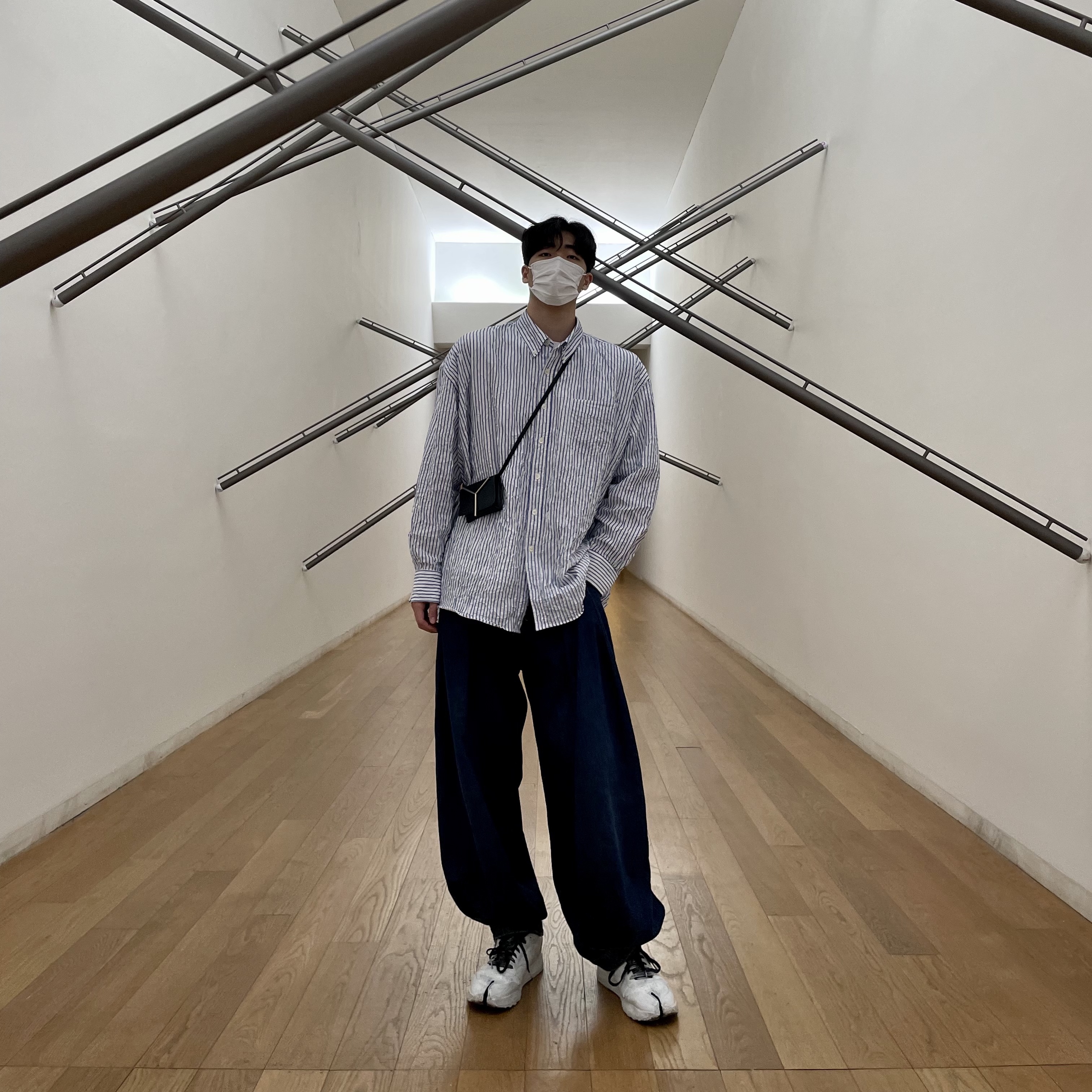 Reebok x Maison Margiela Classic Leather Tabi Shoes Bianchetto, Zara x Ader Error Wide Leg Jeans Blue 착용 스타일 - 2