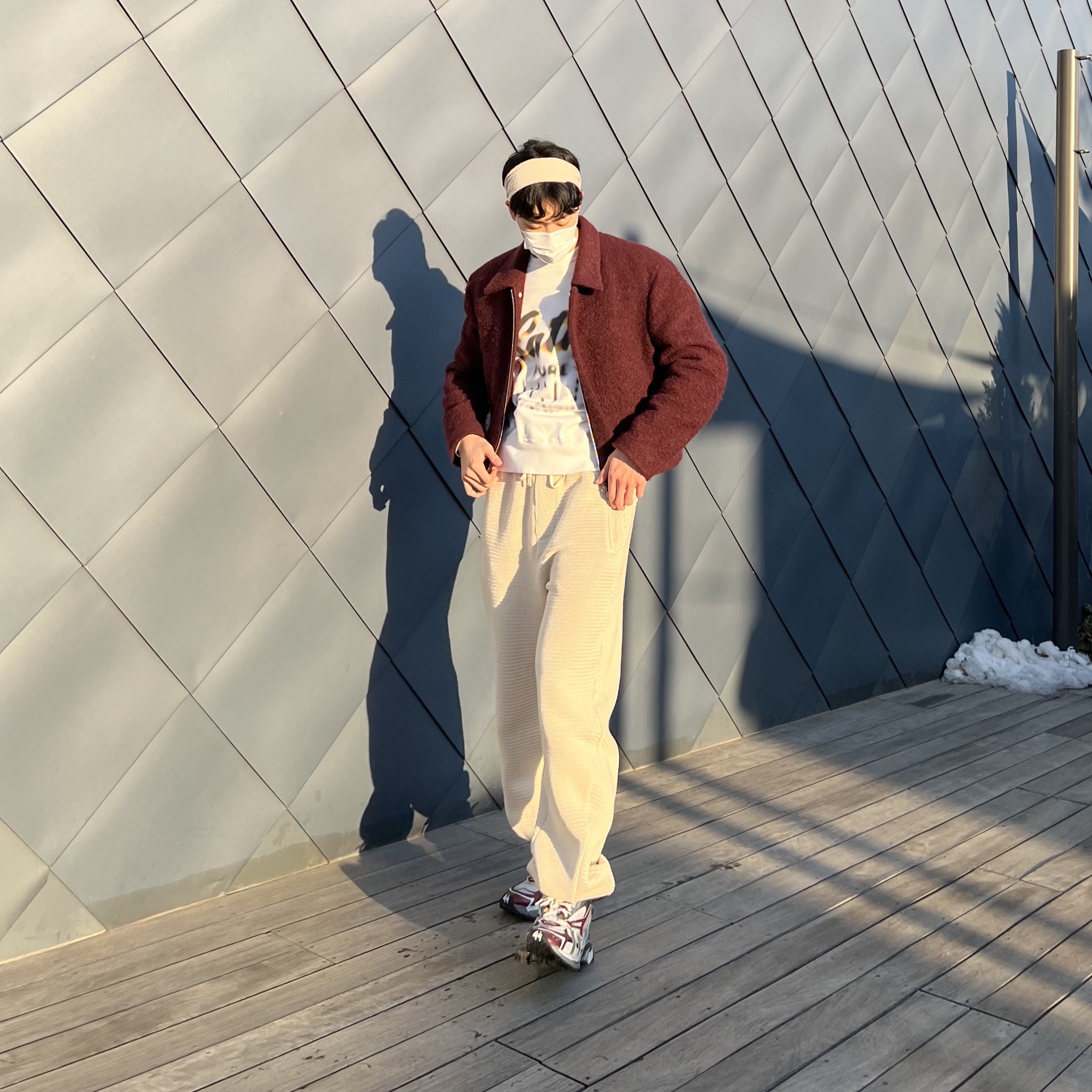 Balenciaga Runner Sneakers Grey Burgundy 착용 스타일 - 1