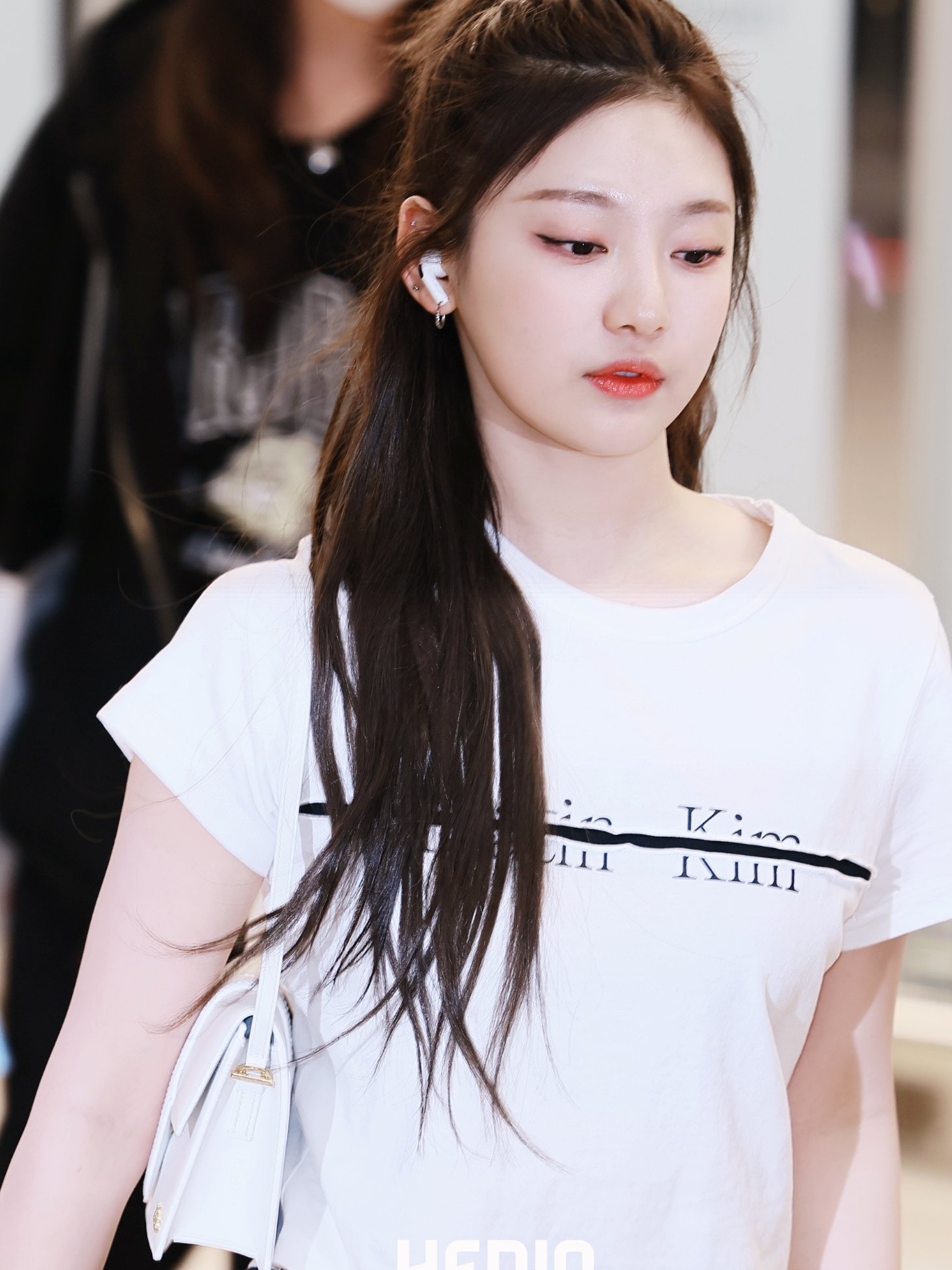 Jacquemus Le Bambino Long Flap Bag White 착용 스타일