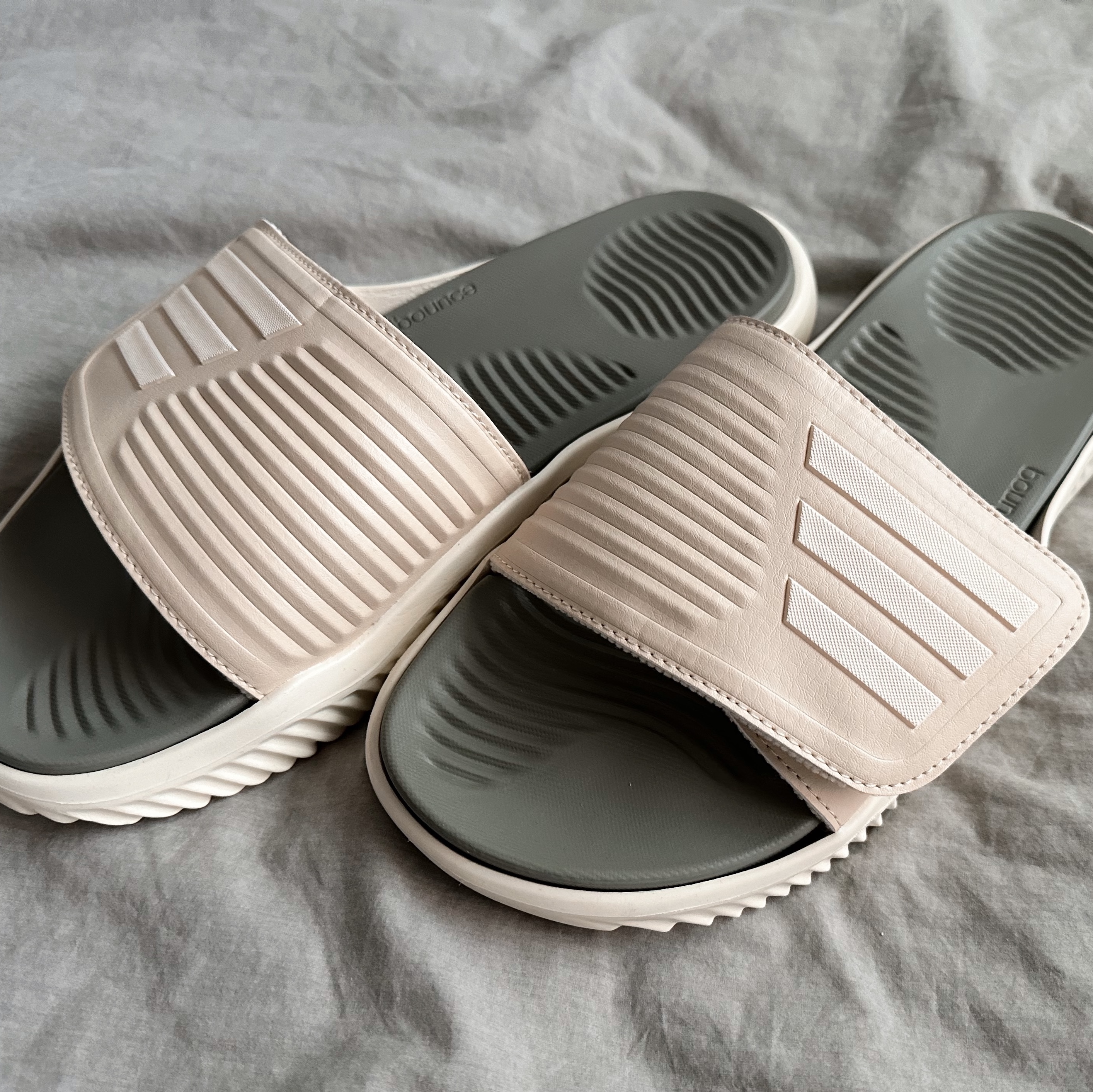 Adidas Alphabounce Slide Sand Strata 착용 스타일 - 1