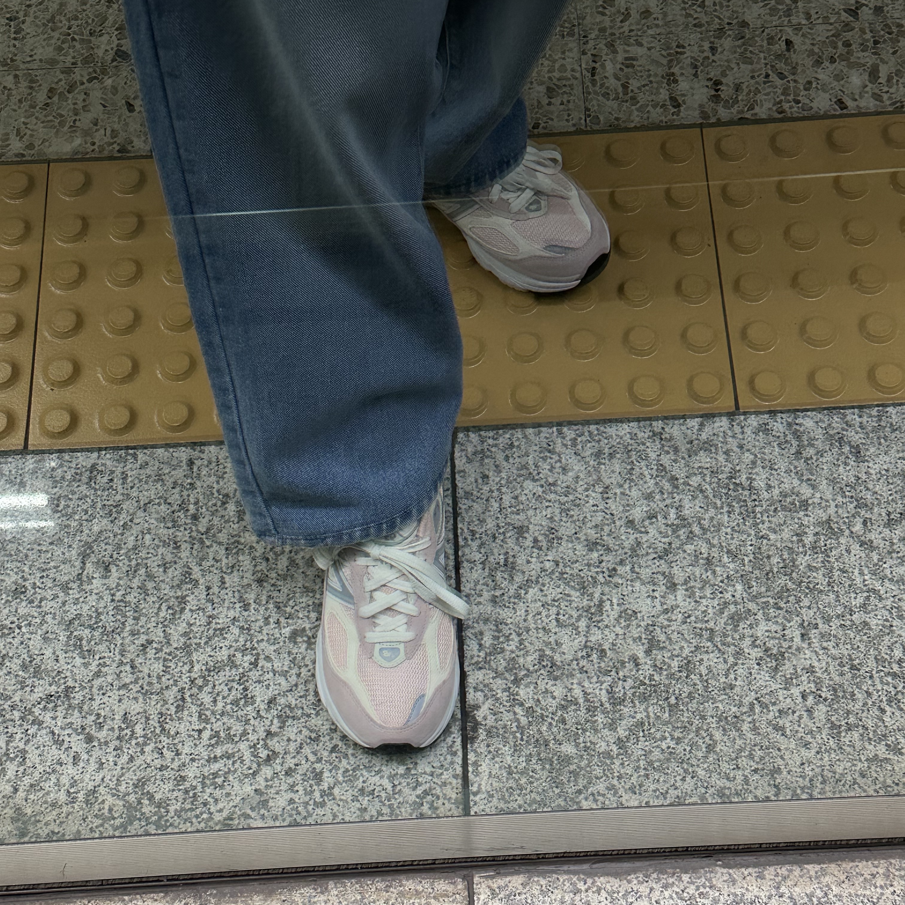 New Balance 990v6 Made in USA Grey - D Standard, (GS) New Balance 990v6 Gray - M Medium 착용 스타일 - 1