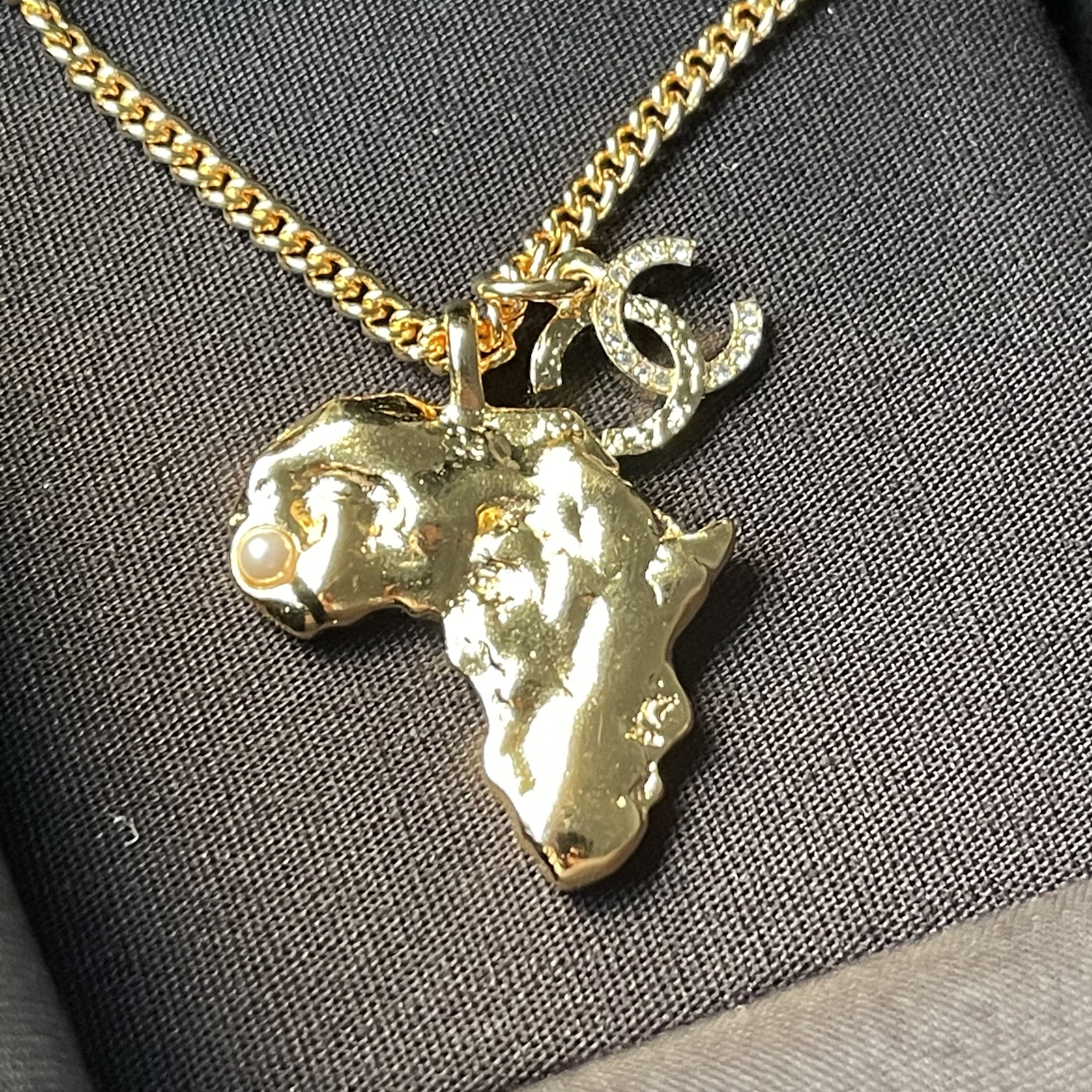 Chanel Africa Map Pendent Necklace 착용 스타일