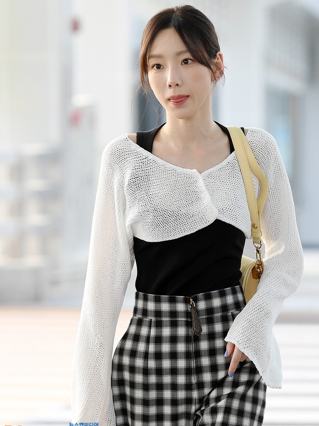 Louis Vuitton Mini Dauphine H27 Yellow, (W) Louis Vuitton Technical Jersey Contrast Accent Body 착용 스타일 - 2