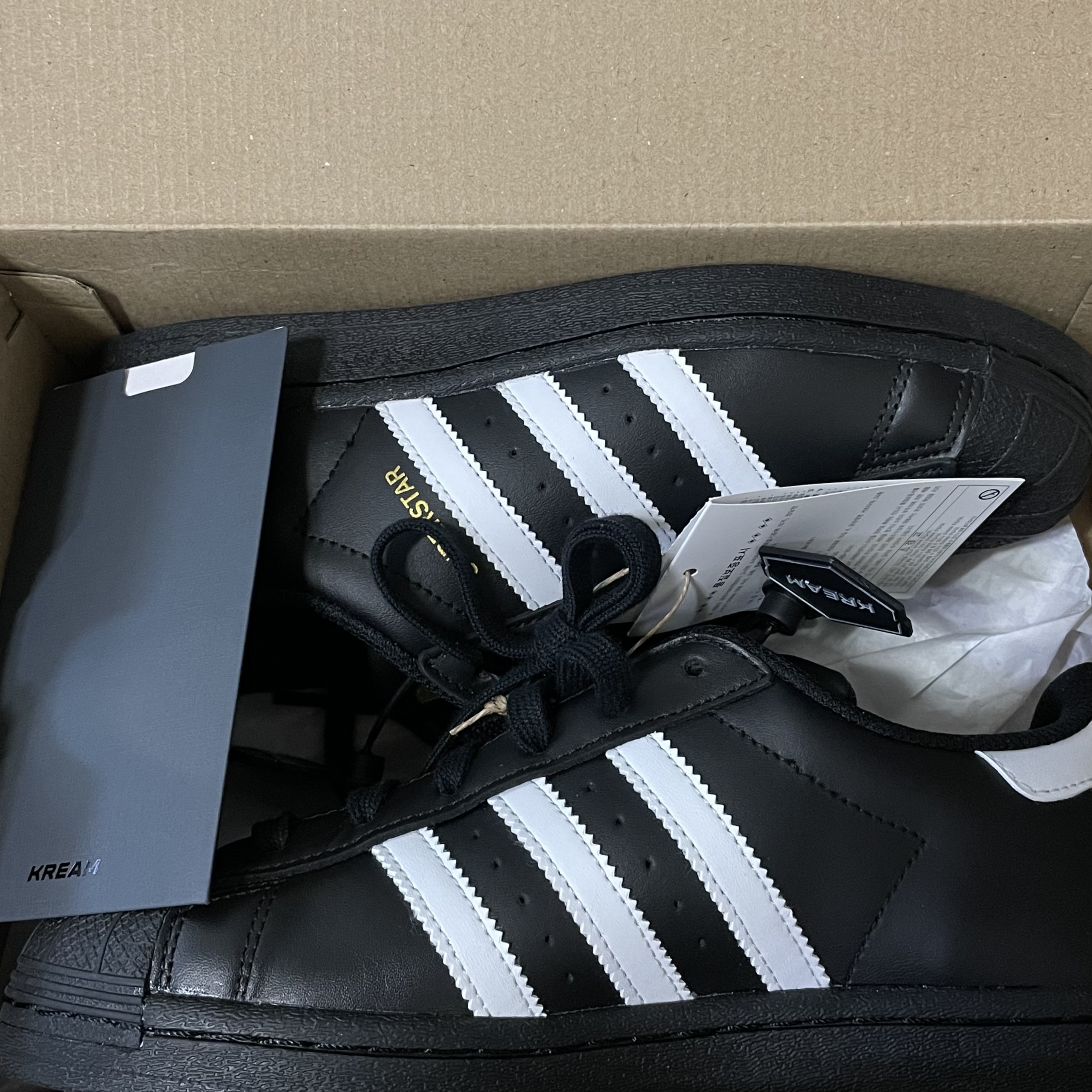 Adidas Superstar Core Black White 착용 스타일 - 2
