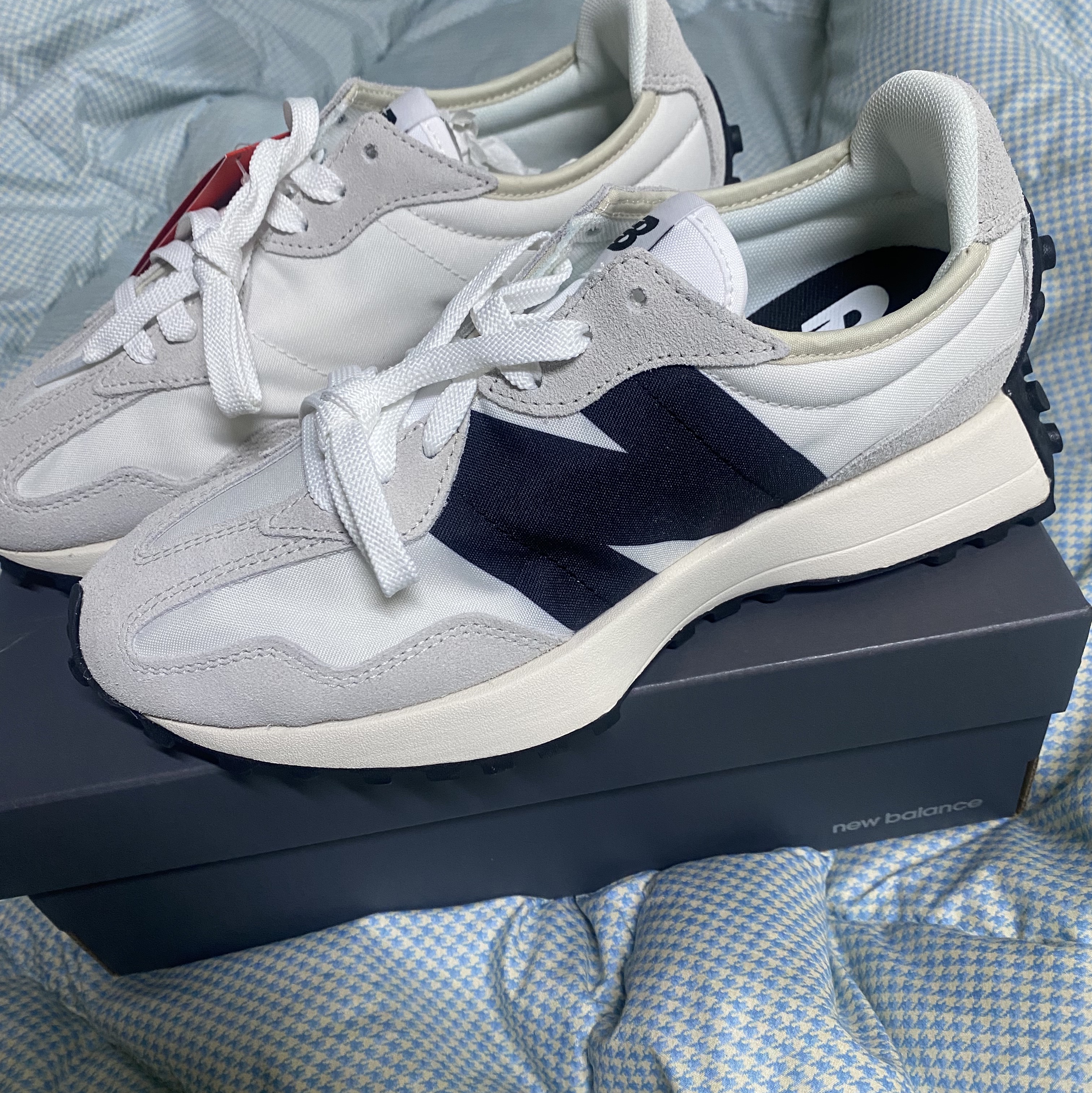 New Balance 327 White Black 착용 스타일 - 2