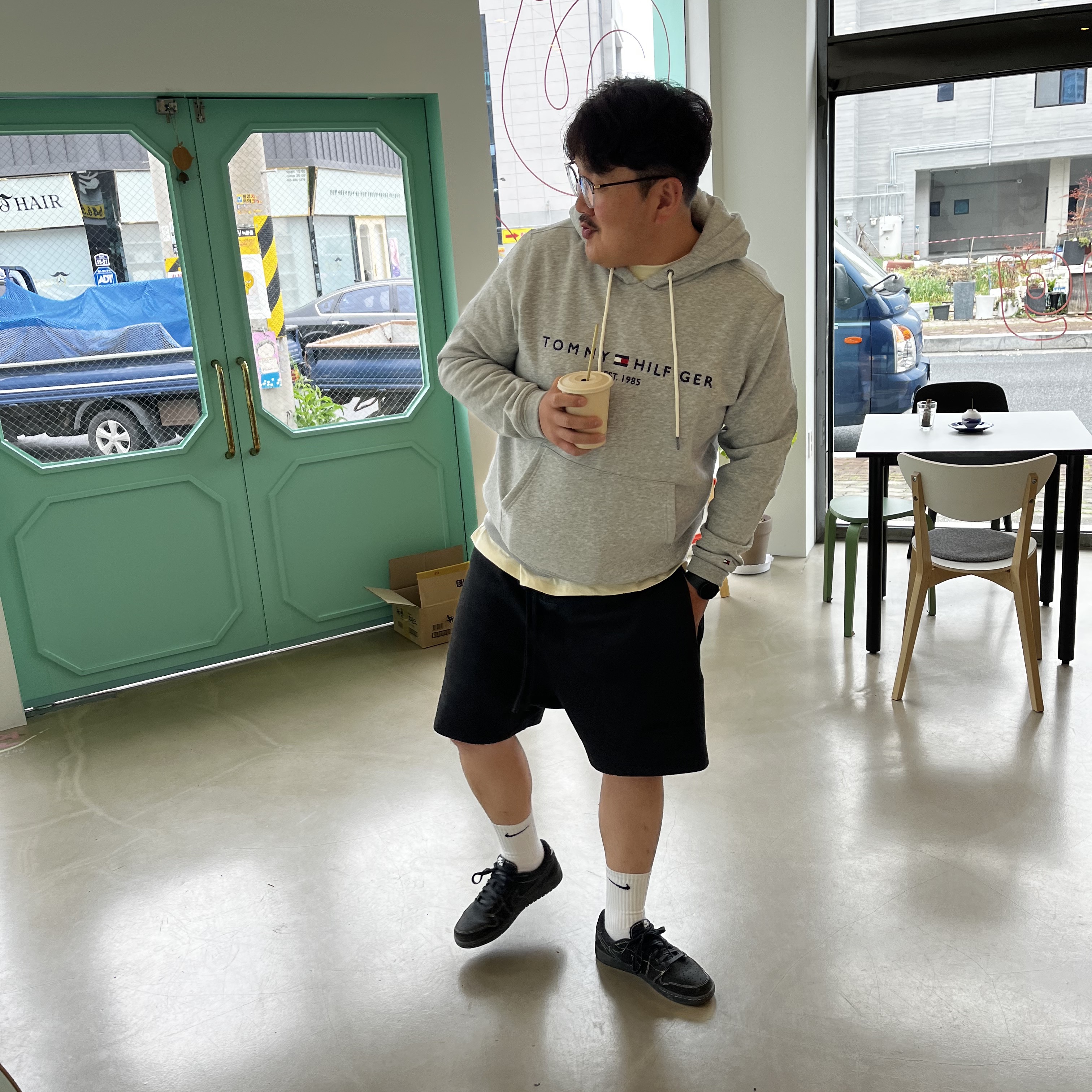 Essentials The Core Collection Sweatshorts Stretch Limo 착용 스타일