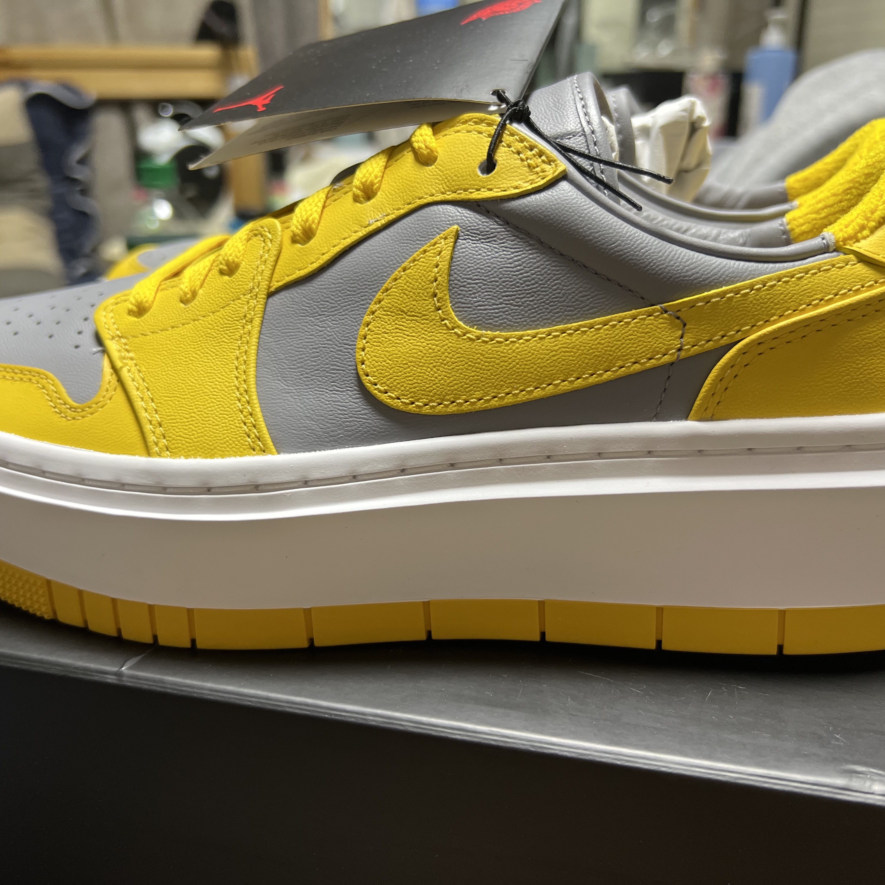 (W) Jordan 1 Elevate Low Cement Grey Varsity Maize 착용 스타일 - 2
