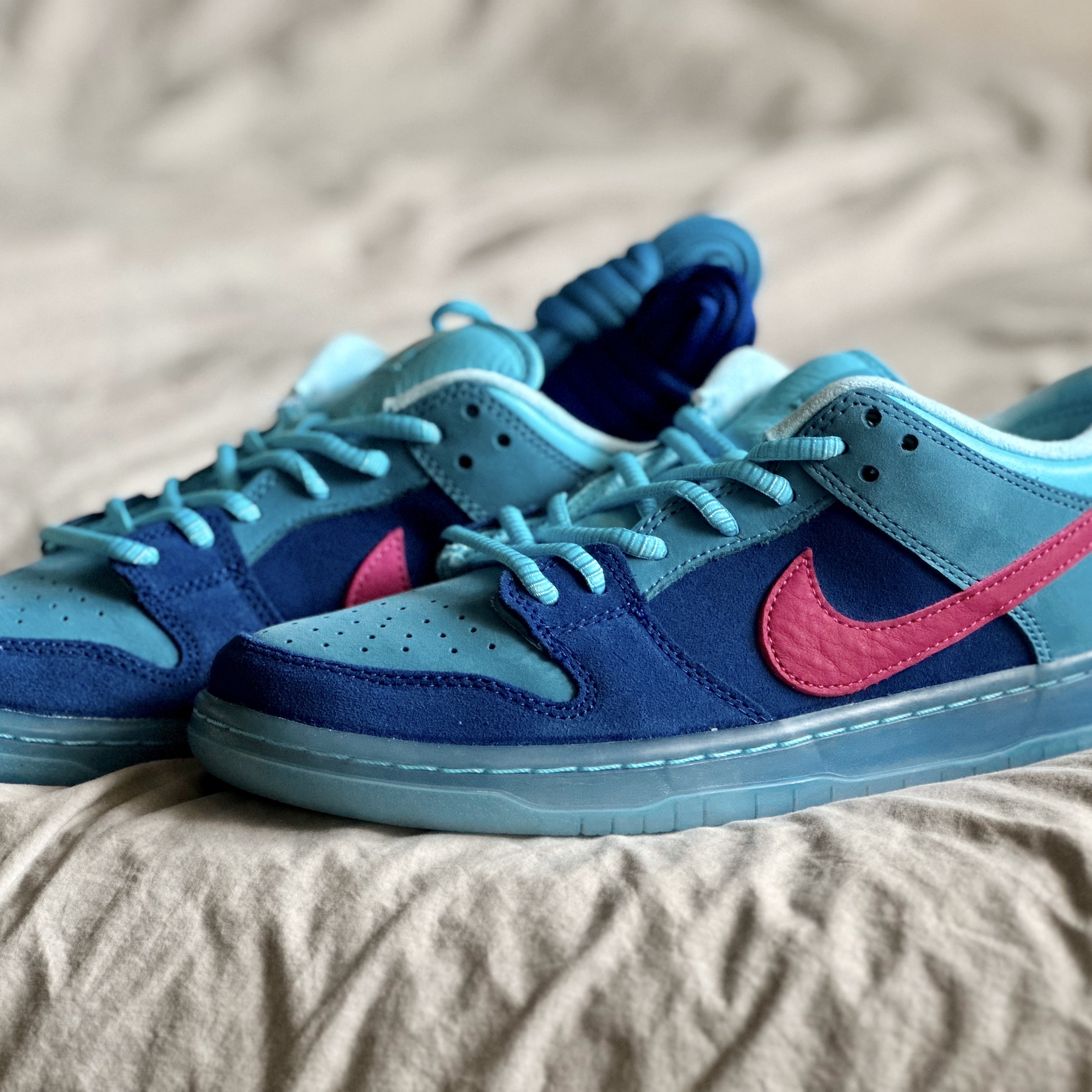 Nike x Run The Jewels SB Dunk Low Deep Royal Blue and Active Pink 착용 스타일 - 3