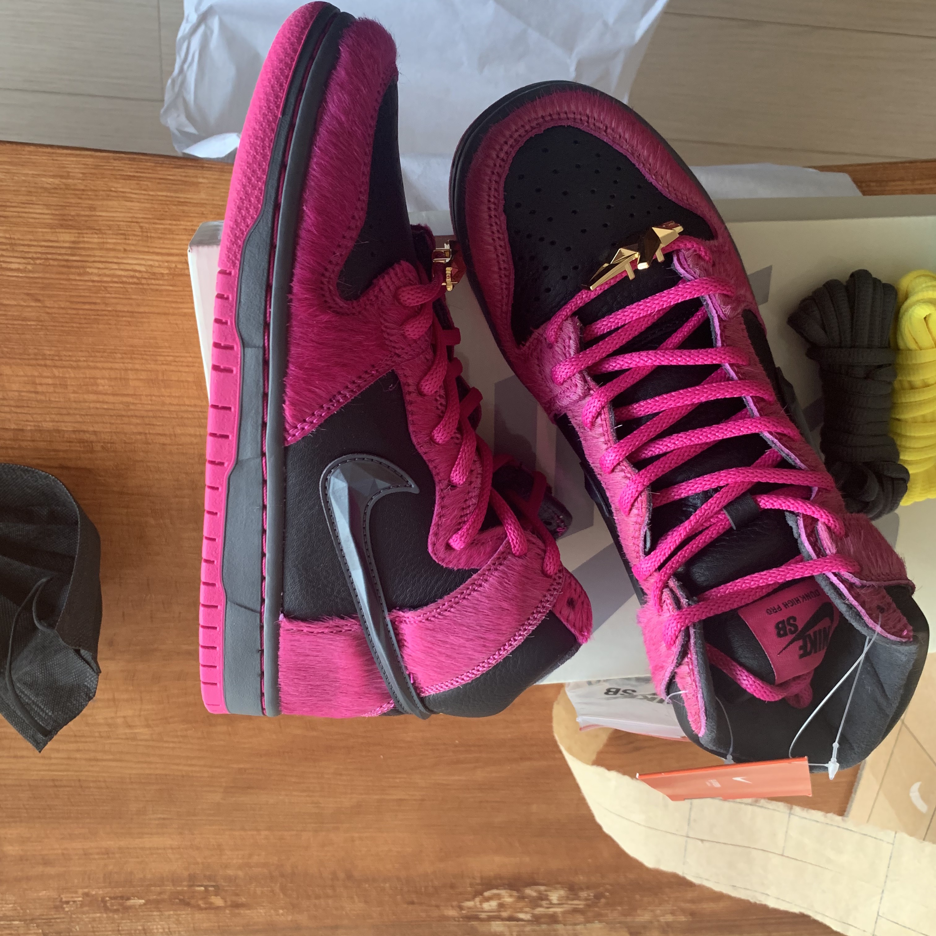 Nike x Run The Jewels SB Dunk High Active Pink and Black 착용 스타일 - 3