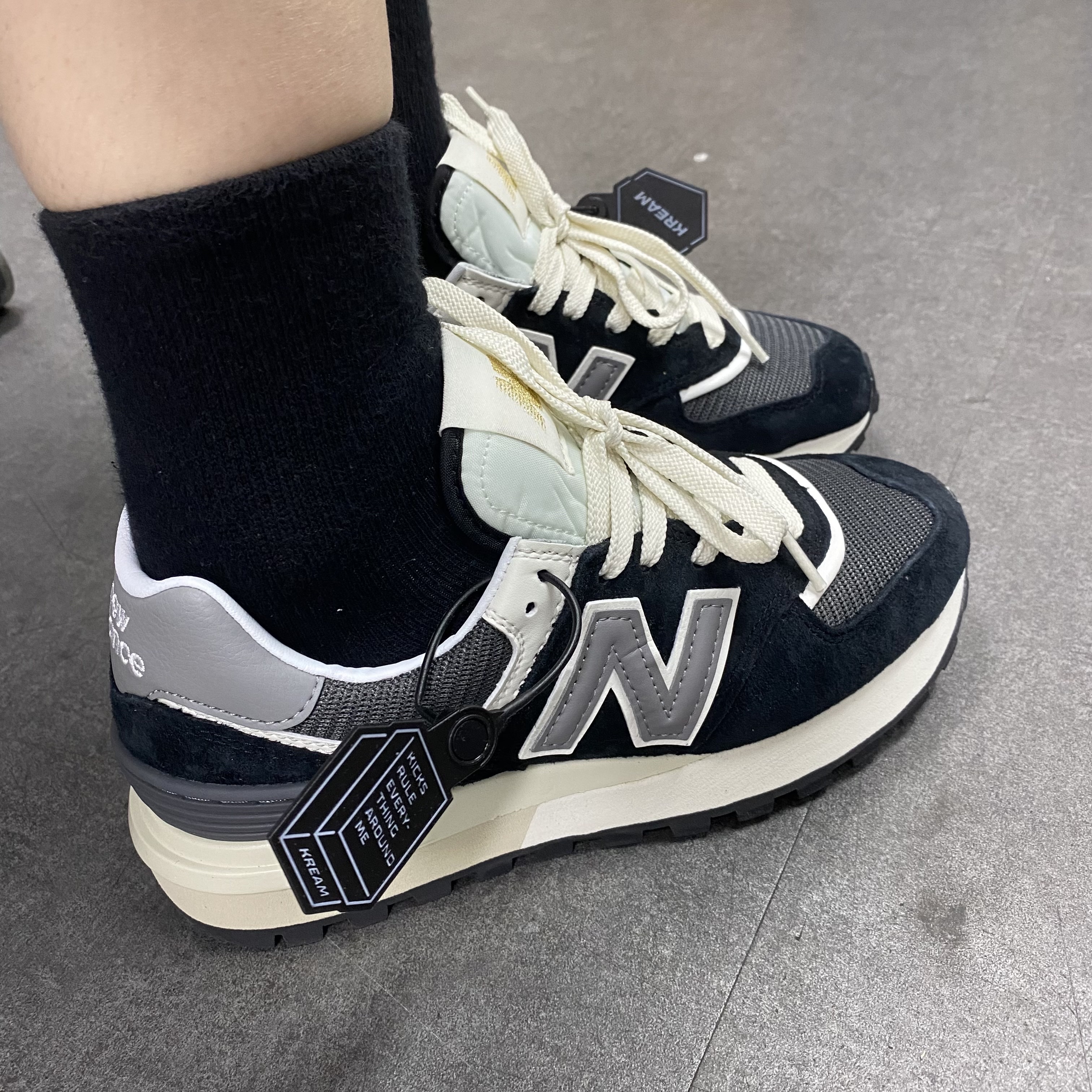 New Balance 574 Legacy Black 착용 스타일 - 2