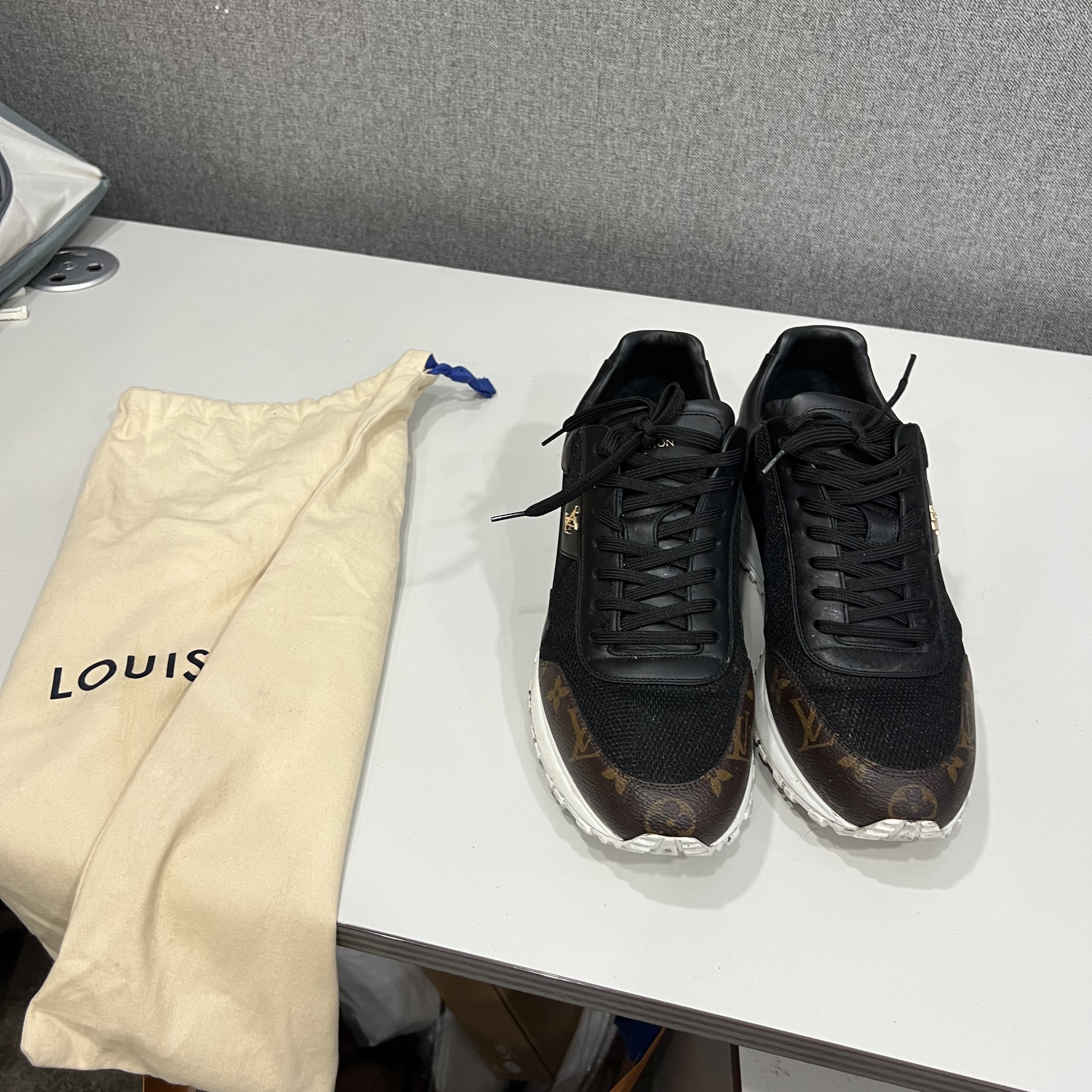 Louis Vuitton Run Away Sneakers Black 착용 스타일