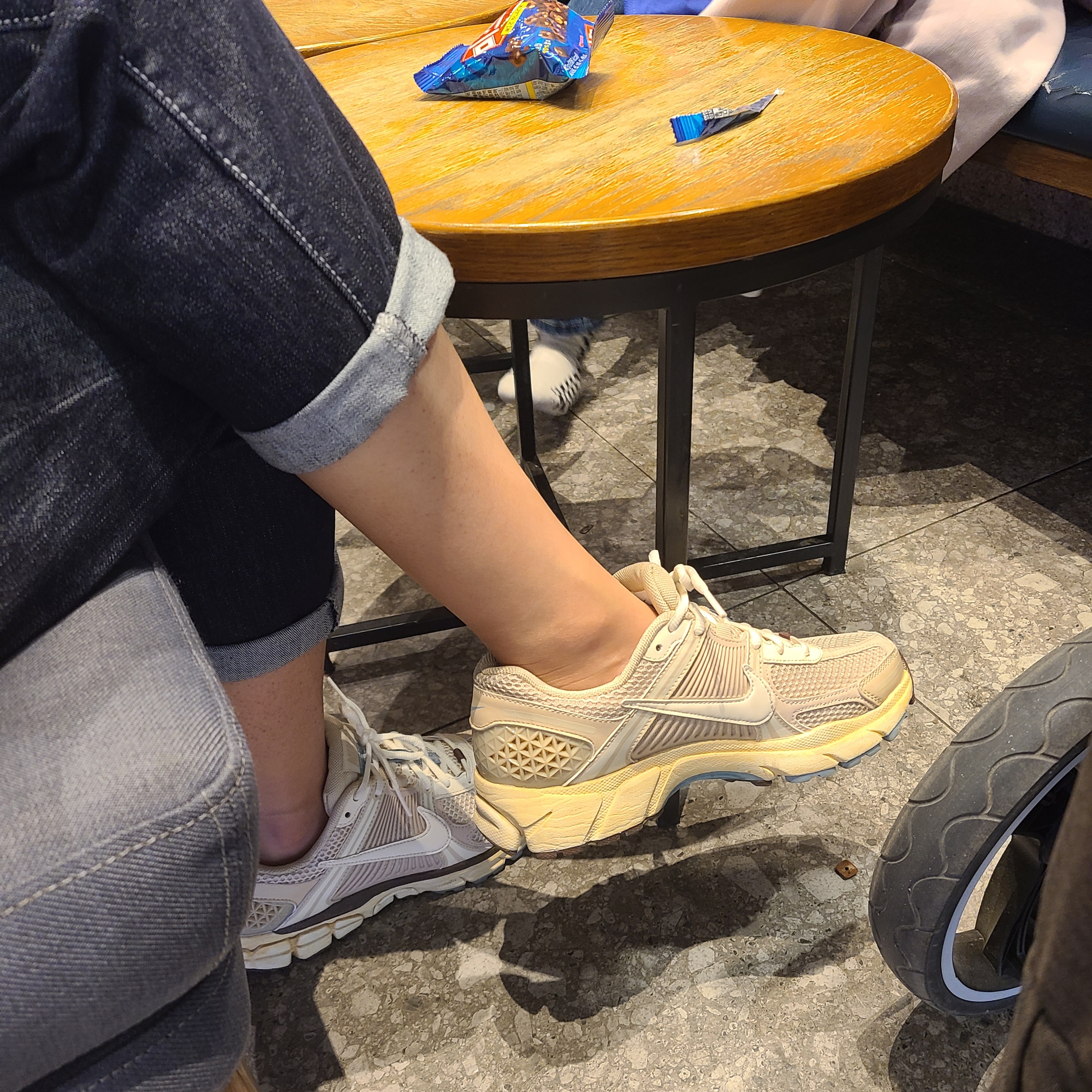 (W) Nike Zoom Vomero 5 Oatmeal 착용 스타일
