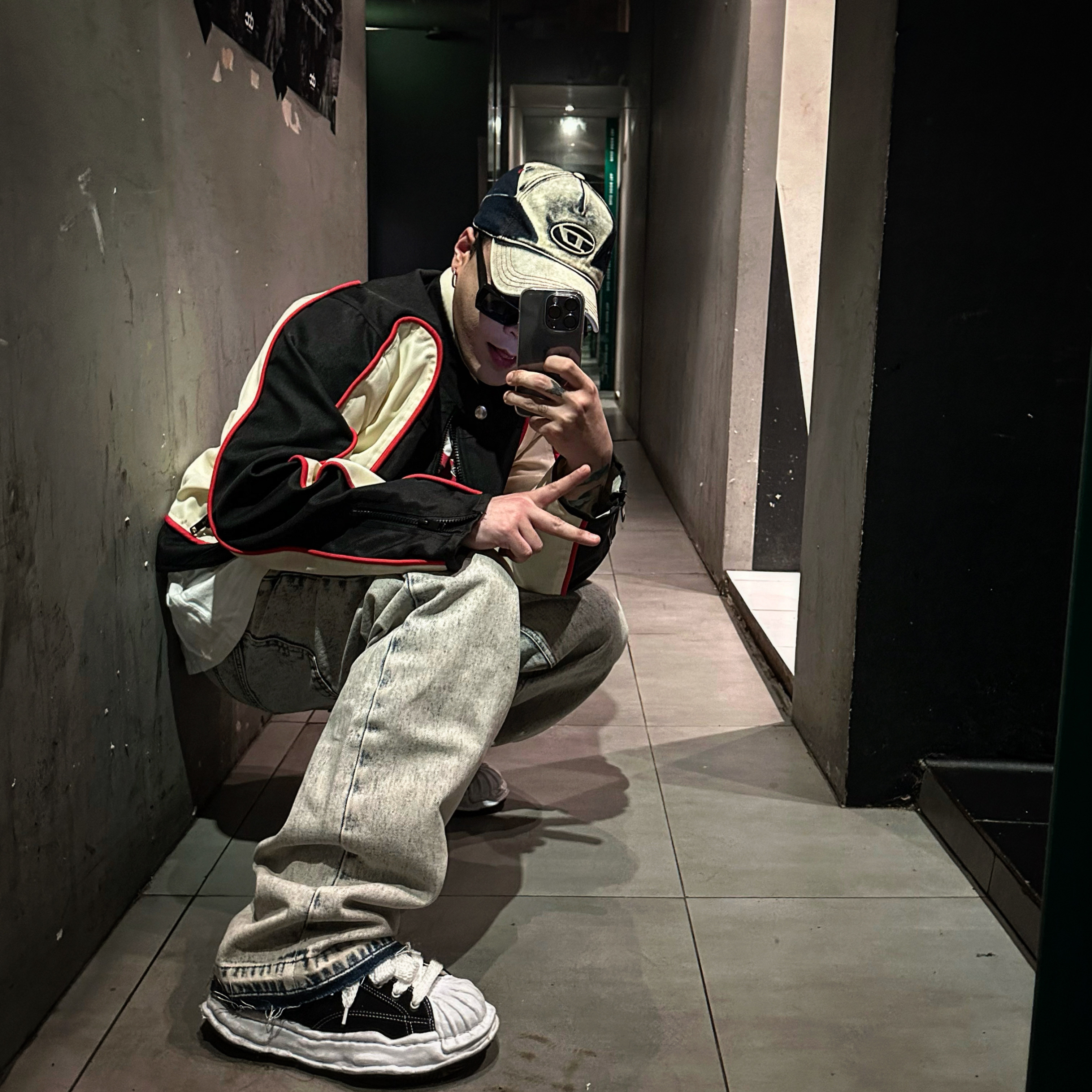 Diesel C-Seymon Treated Denim Baseball Cap Blue White, Diesel J-Blink Biker Jacket in Colour-Block Nylon Black White 착용 스타일