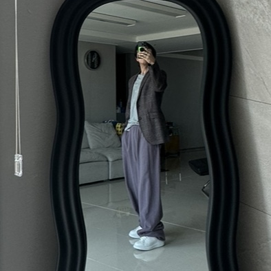 Alexander McQueen Oversized Sneakers White Black, Maison Mihara Yasuhiro Twisted Double Waist Pants Black 착용 스타일 - 3