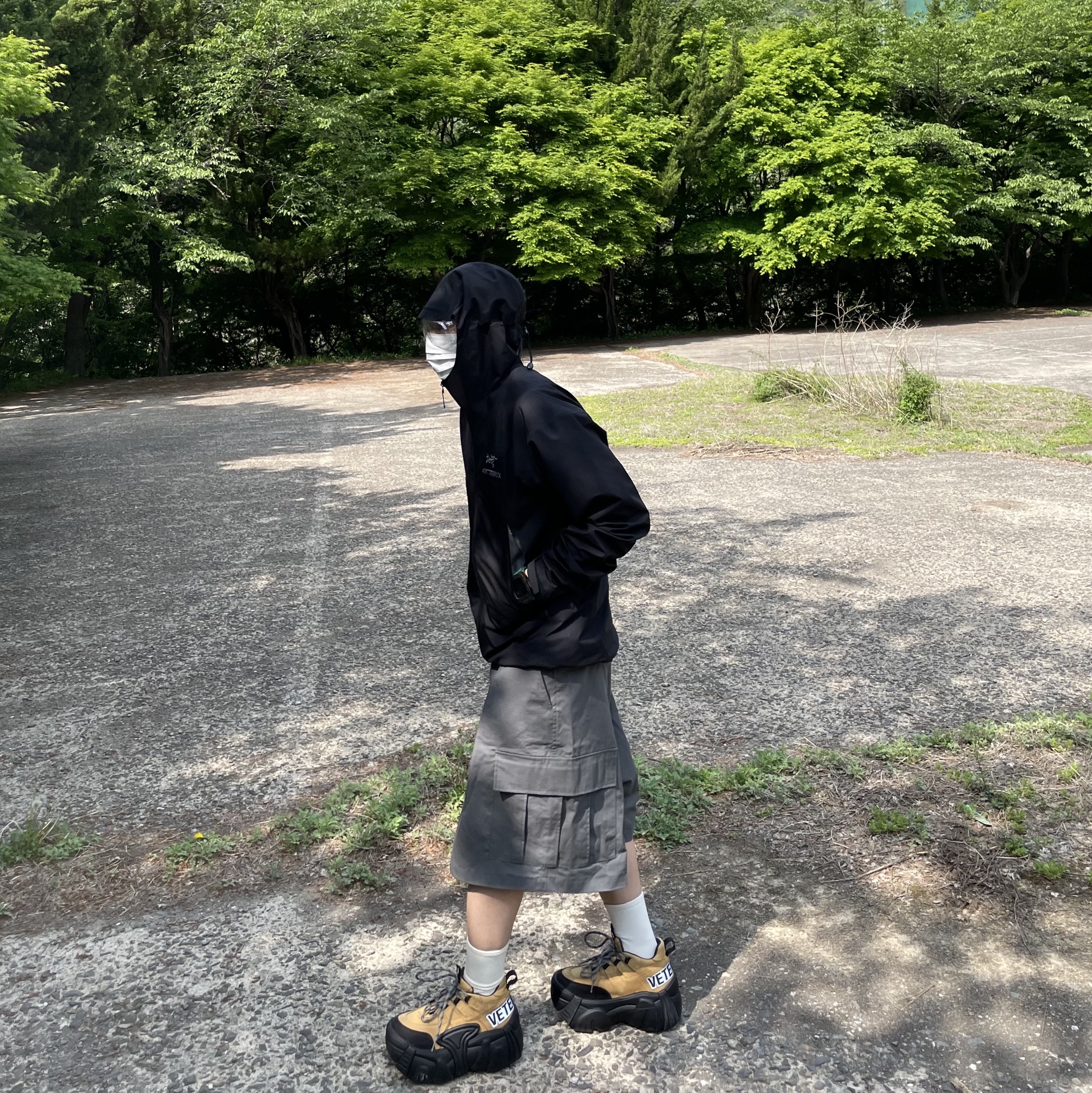 Arc'teryx Beta Jacket Black, New Balance 2002R Rust Oxide 착용 스타일 - 2