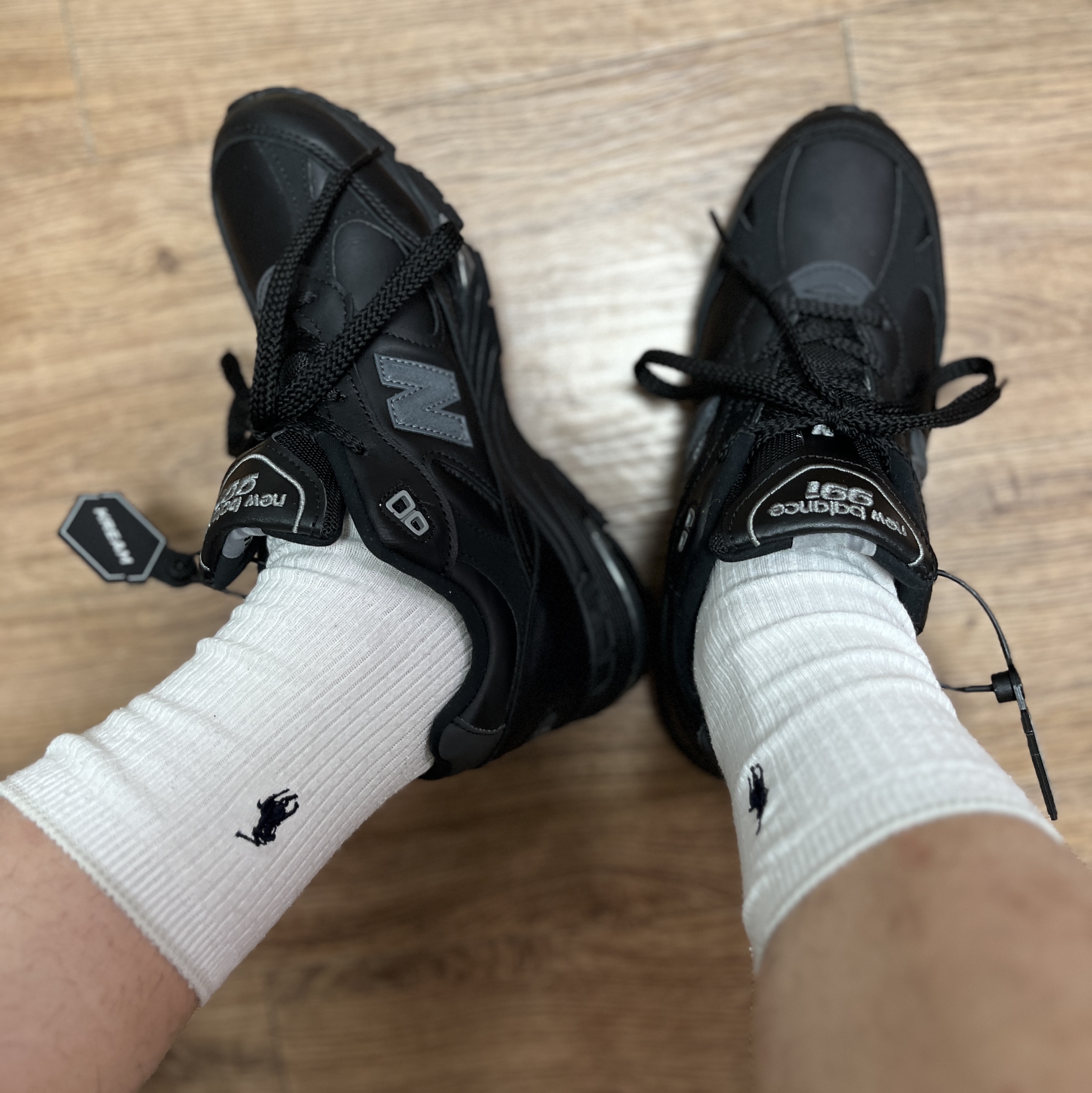 (W) New Balance 991 Made in UK Black 착용 스타일 - 1