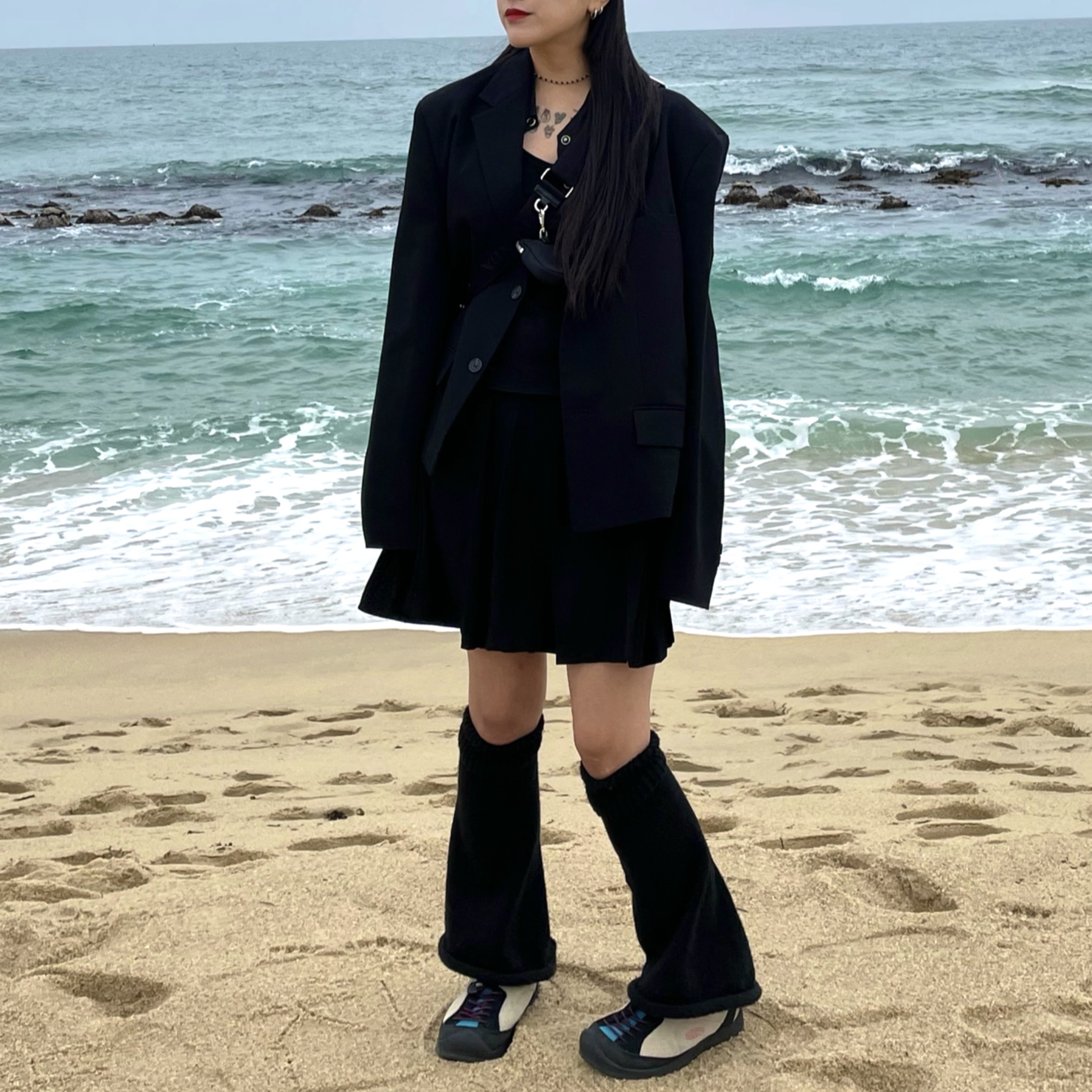 킨 재스퍼 락스 SP 스니커즈 베이지, 프라다 리에디션 2005 리나일론 숄더백 블랙 착용 스타일 - 2