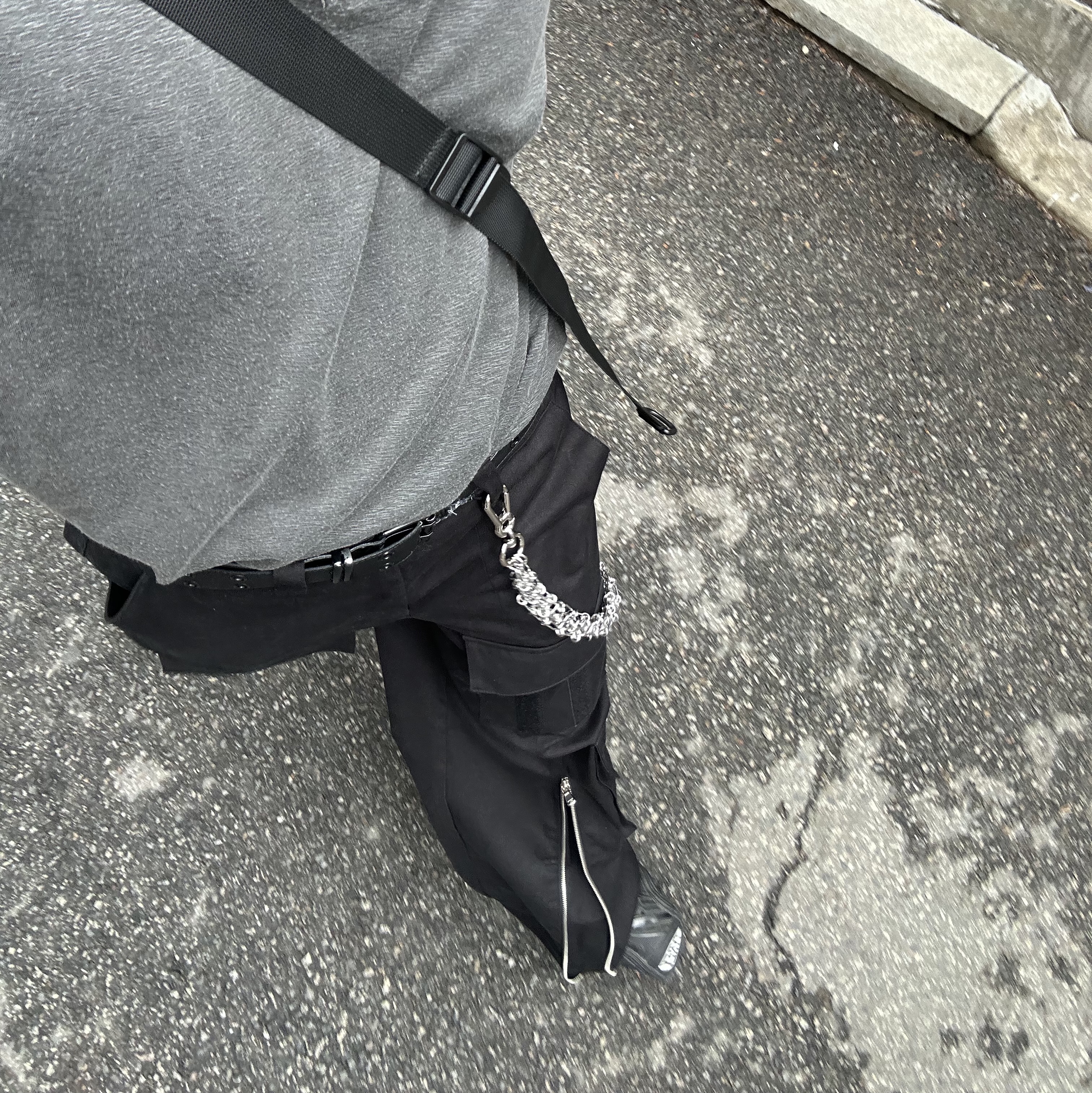[KREAM 단독] AOP Tetsdo 6 Rail Cargo Pants Black 착용 스타일